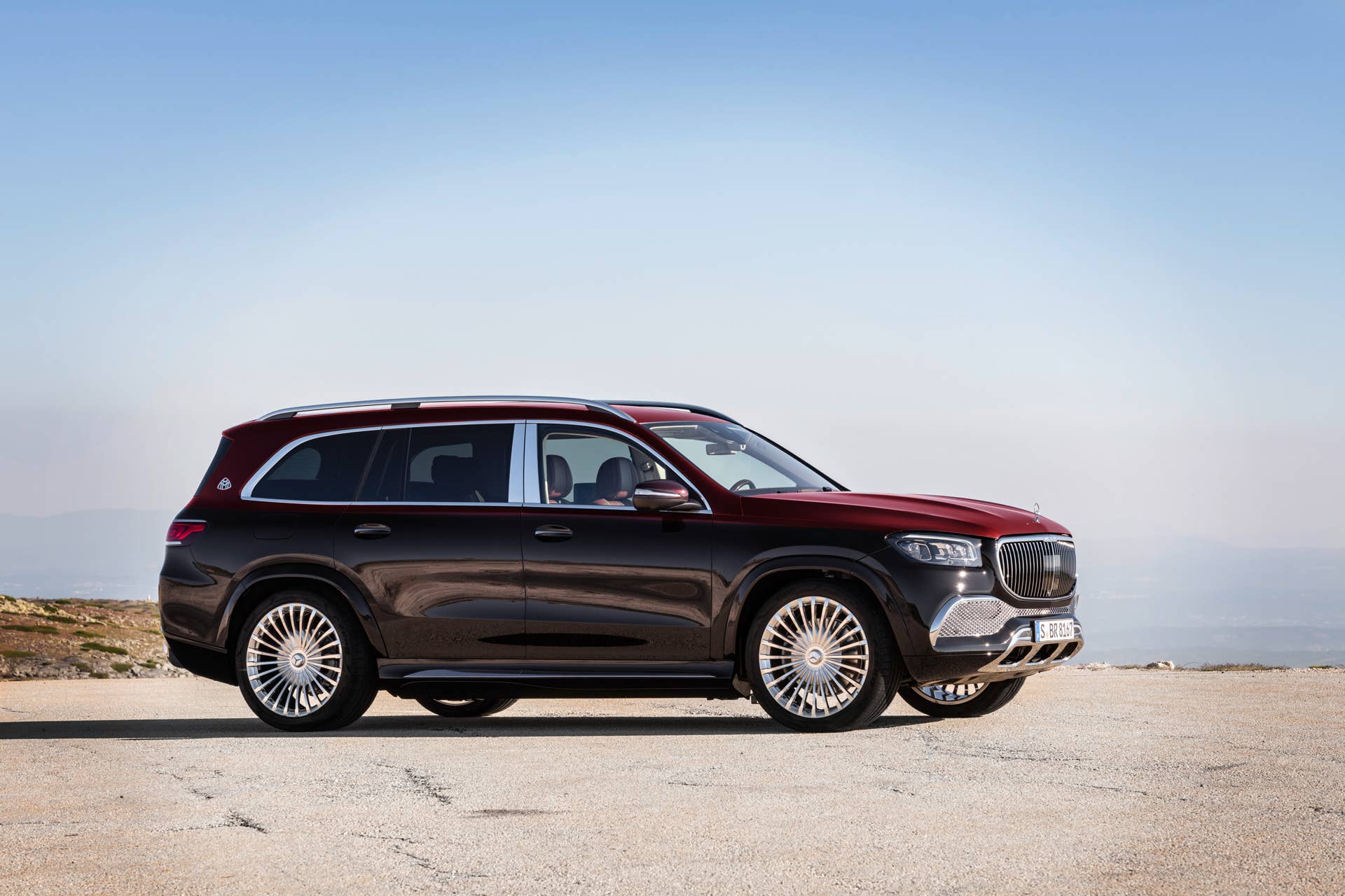 Mercedes-Maybach GLS 600 4MATIC (Kraftstoffverbrauch kombiniert: 12,0-11,7 l/100 km; CO2-Emissionen kombiniert: 273-266 g/km)*, rubellitrot / obsidianschwarz, Leder Exklusiv Nappa mahagoni/macchiato // Mercedes-Maybach GLS 600 4MATIC (combined fuel consumption: 12.0-11.7 l/100 km; combined CO2 emissions: 273-266 g/km)*, Rubellite red / Obsidian black, Exclusive nappa leather mahogany/macchiato *Angaben zum Kraftstoffverbrauch und CO2-Emissionen sind vorläufig und wurden vom Technischen Dienst für das Zertifizierungsverfahren nach Maßgabe des WLTP-Prüfverfahrens ermittelt und in NEFZ-Werte korreliert. Eine EG-Typgenehmigung und Konformitätsbescheinigung mit amtlichen Werten liegen noch nicht vor. Abweichungen zwischen den Angaben und den amtlichen Werten sind möglich. *Figures for fuel consumption and CO2 emissions are provisional and were determined by the Technical Service for the certification process in accordance with the WLTP test method and correlated into NEDC figures. EC type approval and a certificate of conformity with official figures are not yet available. Differences between the stated figures and the official figures are possible.
