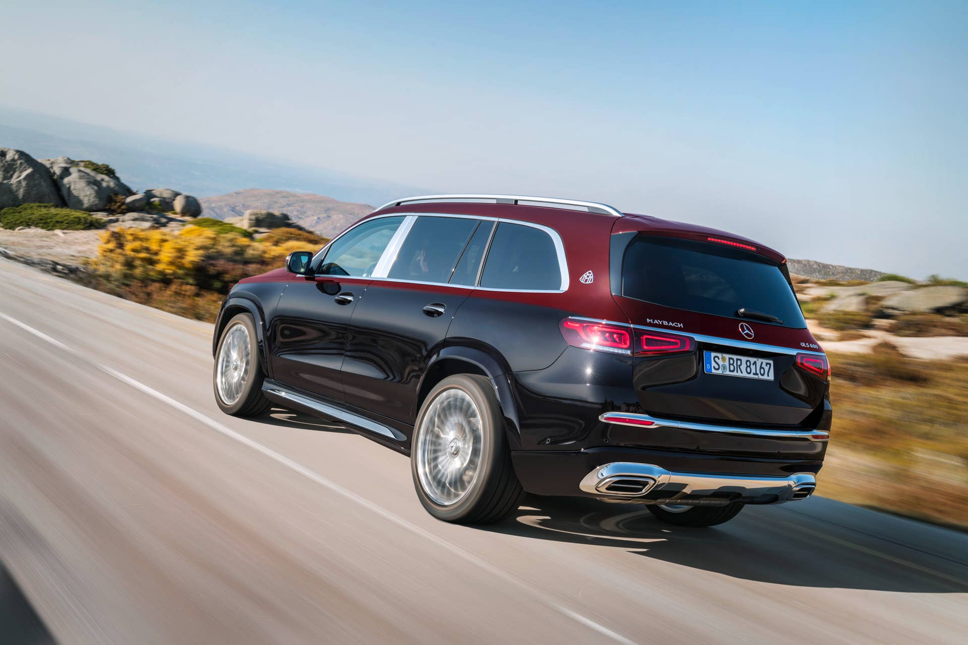 Mercedes-Maybach GLS 600 4MATIC (Kraftstoffverbrauch kombiniert: 12,0-11,7 l/100 km; CO2-Emissionen kombiniert: 273-266 g/km)*, rubellitrot / obsidianschwarz, Leder Exklusiv Nappa mahagoni/macchiato // Mercedes-Maybach GLS 600 4MATIC (combined fuel consumption: 12.0-11.7 l/100 km; combined CO2 emissions: 273-266 g/km)*, Rubellite red / Obsidian black, Exclusive nappa leather mahogany/macchiato *Angaben zum Kraftstoffverbrauch und CO2-Emissionen sind vorläufig und wurden vom Technischen Dienst für das Zertifizierungsverfahren nach Maßgabe des WLTP-Prüfverfahrens ermittelt und in NEFZ-Werte korreliert. Eine EG-Typgenehmigung und Konformitätsbescheinigung mit amtlichen Werten liegen noch nicht vor. Abweichungen zwischen den Angaben und den amtlichen Werten sind möglich. *Figures for fuel consumption and CO2 emissions are provisional and were determined by the Technical Service for the certification process in accordance with the WLTP test method and correlated into NEDC figures. EC type approval and a certificate of conformity with official figures are not yet available. Differences between the stated figures and the official figures are possible.
