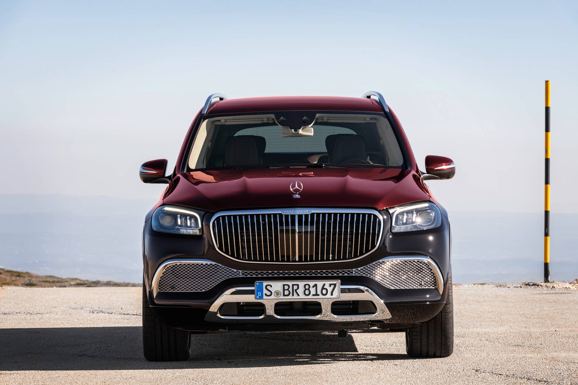 Mercedes-Maybach GLS 600 4MATIC (Kraftstoffverbrauch kombiniert: 12,0-11,7 l/100 km; CO2-Emissionen kombiniert: 273-266 g/km)*, rubellitrot / obsidianschwarz, Leder Exklusiv Nappa mahagoni/macchiato // Mercedes-Maybach GLS 600 4MATIC (combined fuel consumption: 12.0-11.7 l/100 km; combined CO2 emissions: 273-266 g/km)*, Rubellite red / Obsidian black, Exclusive nappa leather mahogany/macchiato *Angaben zum Kraftstoffverbrauch und CO2-Emissionen sind vorläufig und wurden vom Technischen Dienst für das Zertifizierungsverfahren nach Maßgabe des WLTP-Prüfverfahrens ermittelt und in NEFZ-Werte korreliert. Eine EG-Typgenehmigung und Konformitätsbescheinigung mit amtlichen Werten liegen noch nicht vor. Abweichungen zwischen den Angaben und den amtlichen Werten sind möglich. *Figures for fuel consumption and CO2 emissions are provisional and were determined by the Technical Service for the certification process in accordance with the WLTP test method and correlated into NEDC figures. EC type approval and a certificate of conformity with official figures are not yet available. Differences between the stated figures and the official figures are possible.