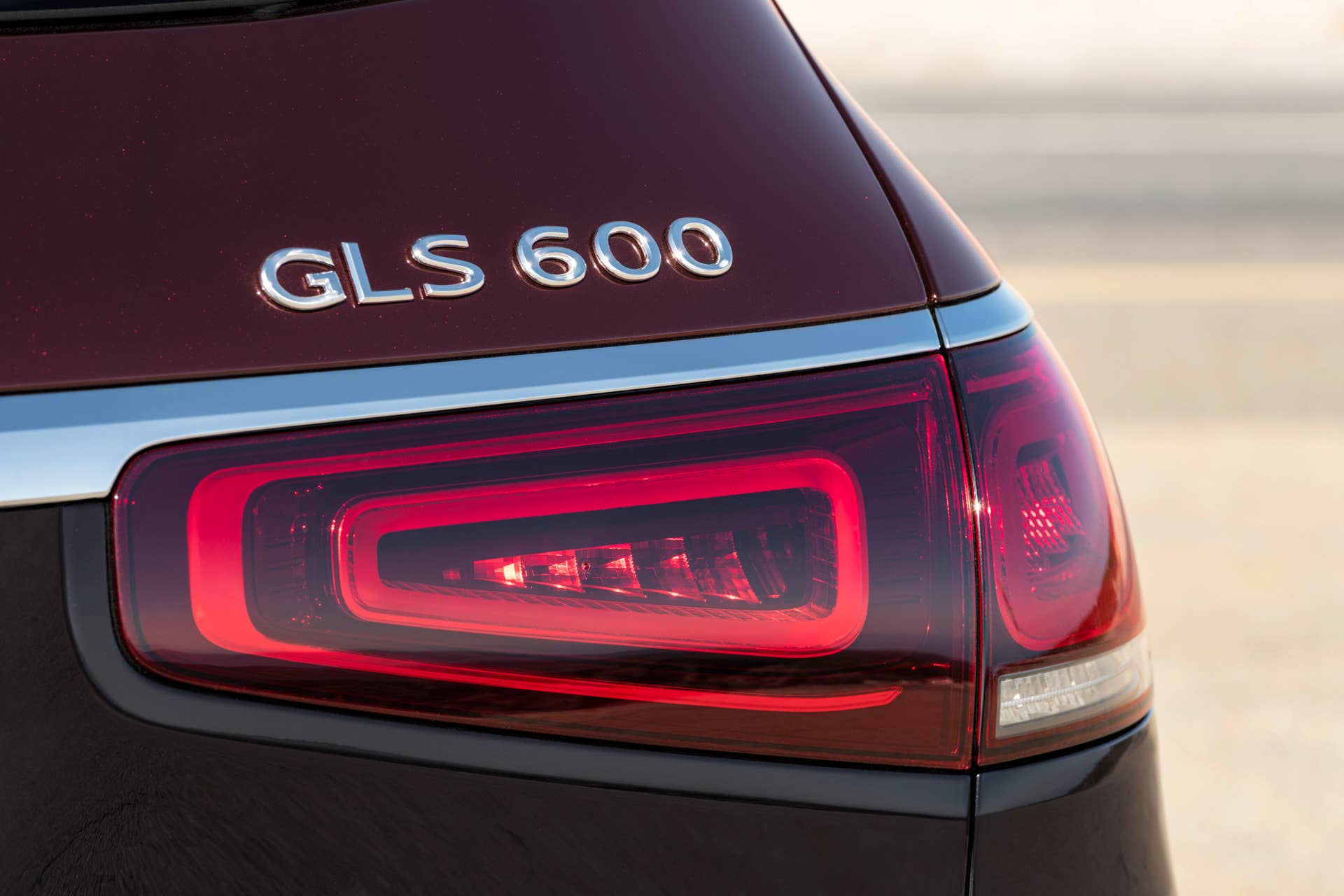 Mercedes-Maybach GLS 600 4MATIC (Kraftstoffverbrauch kombiniert: 12,0-11,7 l/100 km; CO2-Emissionen kombiniert: 273-266 g/km)*, rubellitrot / obsidianschwarz, Leder Exklusiv Nappa mahagoni/macchiato // Mercedes-Maybach GLS 600 4MATIC (combined fuel consumption: 12.0-11.7 l/100 km; combined CO2 emissions: 273-266 g/km)*, Rubellite red / Obsidian black, Exclusive nappa leather mahogany/macchiato *Angaben zum Kraftstoffverbrauch und CO2-Emissionen sind vorläufig und wurden vom Technischen Dienst für das Zertifizierungsverfahren nach Maßgabe des WLTP-Prüfverfahrens ermittelt und in NEFZ-Werte korreliert. Eine EG-Typgenehmigung und Konformitätsbescheinigung mit amtlichen Werten liegen noch nicht vor. Abweichungen zwischen den Angaben und den amtlichen Werten sind möglich. *Figures for fuel consumption and CO2 emissions are provisional and were determined by the Technical Service for the certification process in accordance with the WLTP test method and correlated into NEDC figures. EC type approval and a certificate of conformity with official figures are not yet available. Differences between the stated figures and the official figures are possible.
