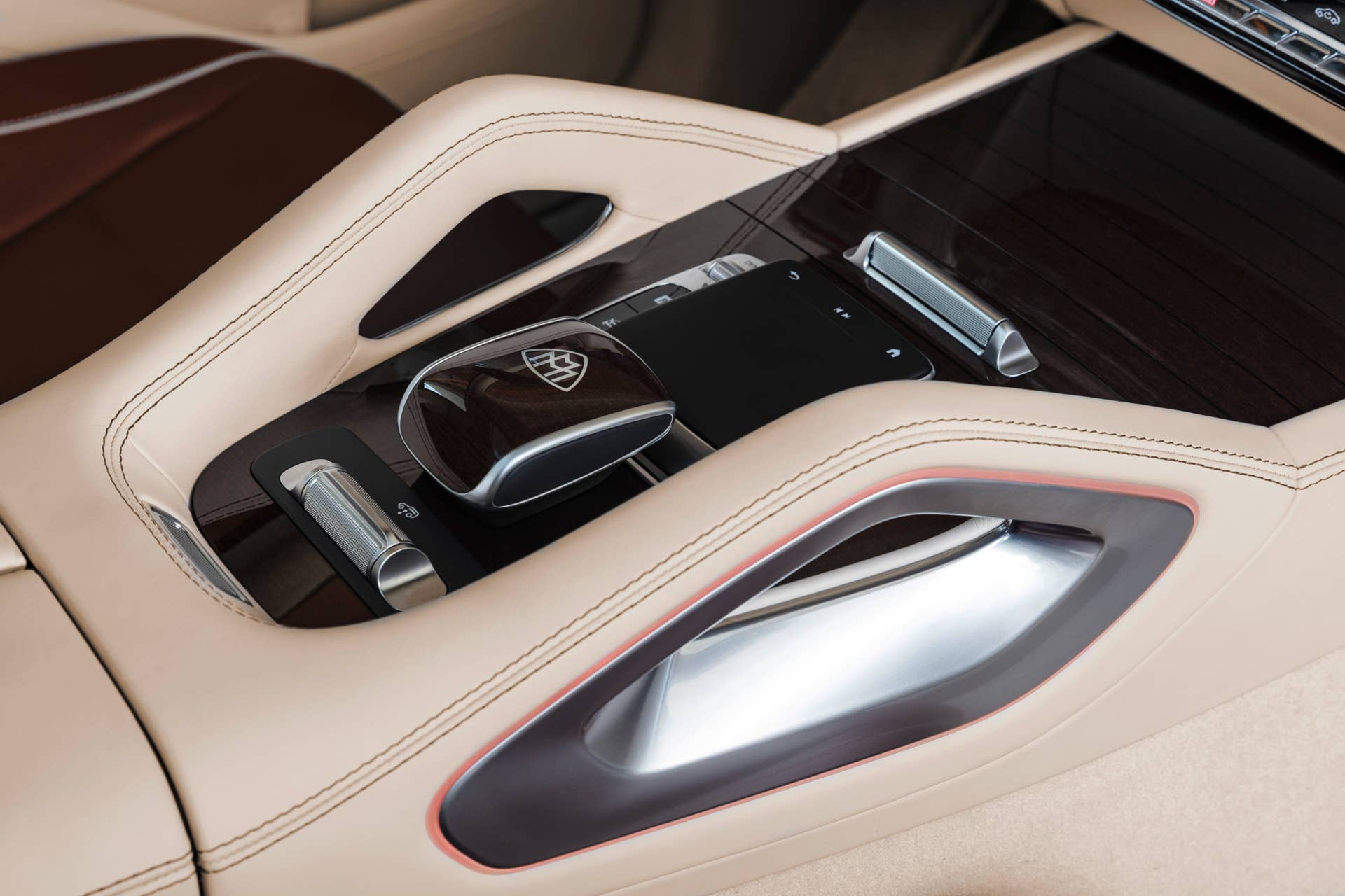 Mercedes-Maybach GLS 600 4MATIC (Kraftstoffverbrauch kombiniert: 12,0-11,7 l/100 km; CO2-Emissionen kombiniert: 273-266 g/km)*, rubellitrot / obsidianschwarz, Leder Exklusiv Nappa mahagoni/macchiato // Mercedes-Maybach GLS 600 4MATIC (combined fuel consumption: 12.0-11.7 l/100 km; combined CO2 emissions: 273-266 g/km)*, Rubellite red / Obsidian black, Exclusive nappa leather mahogany/macchiato *Angaben zum Kraftstoffverbrauch und CO2-Emissionen sind vorläufig und wurden vom Technischen Dienst für das Zertifizierungsverfahren nach Maßgabe des WLTP-Prüfverfahrens ermittelt und in NEFZ-Werte korreliert. Eine EG-Typgenehmigung und Konformitätsbescheinigung mit amtlichen Werten liegen noch nicht vor. Abweichungen zwischen den Angaben und den amtlichen Werten sind möglich. *Figures for fuel consumption and CO2 emissions are provisional and were determined by the Technical Service for the certification process in accordance with the WLTP test method and correlated into NEDC figures. EC type approval and a certificate of conformity with official figures are not yet available. Differences between the stated figures and the official figures are possible.