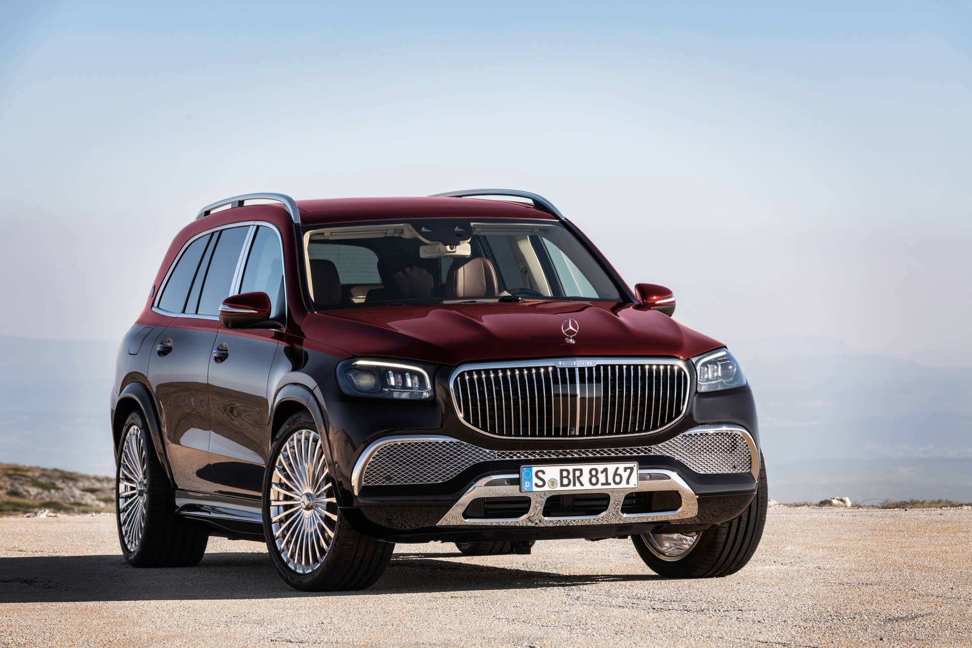 Mercedes-Maybach GLS 600 4MATIC (Kraftstoffverbrauch kombiniert: 12,0-11,7 l/100 km; CO2-Emissionen kombiniert: 273-266 g/km)*, rubellitrot / obsidianschwarz, Leder Exklusiv Nappa mahagoni/macchiato // Mercedes-Maybach GLS 600 4MATIC (combined fuel consumption: 12.0-11.7 l/100 km; combined CO2 emissions: 273-266 g/km)*, Rubellite red / Obsidian black, Exclusive nappa leather mahogany/macchiato *Angaben zum Kraftstoffverbrauch und CO2-Emissionen sind vorläufig und wurden vom Technischen Dienst für das Zertifizierungsverfahren nach Maßgabe des WLTP-Prüfverfahrens ermittelt und in NEFZ-Werte korreliert. Eine EG-Typgenehmigung und Konformitätsbescheinigung mit amtlichen Werten liegen noch nicht vor. Abweichungen zwischen den Angaben und den amtlichen Werten sind möglich. *Figures for fuel consumption and CO2 emissions are provisional and were determined by the Technical Service for the certification process in accordance with the WLTP test method and correlated into NEDC figures. EC type approval and a certificate of conformity with official figures are not yet available. Differences between the stated figures and the official figures are possible.