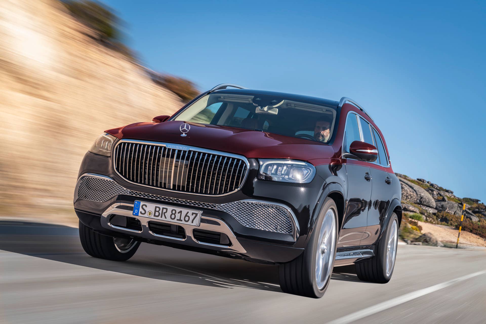 Mercedes-Maybach GLS 600 4MATIC (Kraftstoffverbrauch kombiniert: 12,0-11,7 l/100 km; CO2-Emissionen kombiniert: 273-266 g/km)*, rubellitrot / obsidianschwarz, Leder Exklusiv Nappa mahagoni/macchiato // Mercedes-Maybach GLS 600 4MATIC (combined fuel consumption: 12.0-11.7 l/100 km; combined CO2 emissions: 273-266 g/km)*, Rubellite red / Obsidian black, Exclusive nappa leather mahogany/macchiato *Angaben zum Kraftstoffverbrauch und CO2-Emissionen sind vorläufig und wurden vom Technischen Dienst für das Zertifizierungsverfahren nach Maßgabe des WLTP-Prüfverfahrens ermittelt und in NEFZ-Werte korreliert. Eine EG-Typgenehmigung und Konformitätsbescheinigung mit amtlichen Werten liegen noch nicht vor. Abweichungen zwischen den Angaben und den amtlichen Werten sind möglich. *Figures for fuel consumption and CO2 emissions are provisional and were determined by the Technical Service for the certification process in accordance with the WLTP test method and correlated into NEDC figures. EC type approval and a certificate of conformity with official figures are not yet available. Differences between the stated figures and the official figures are possible.
