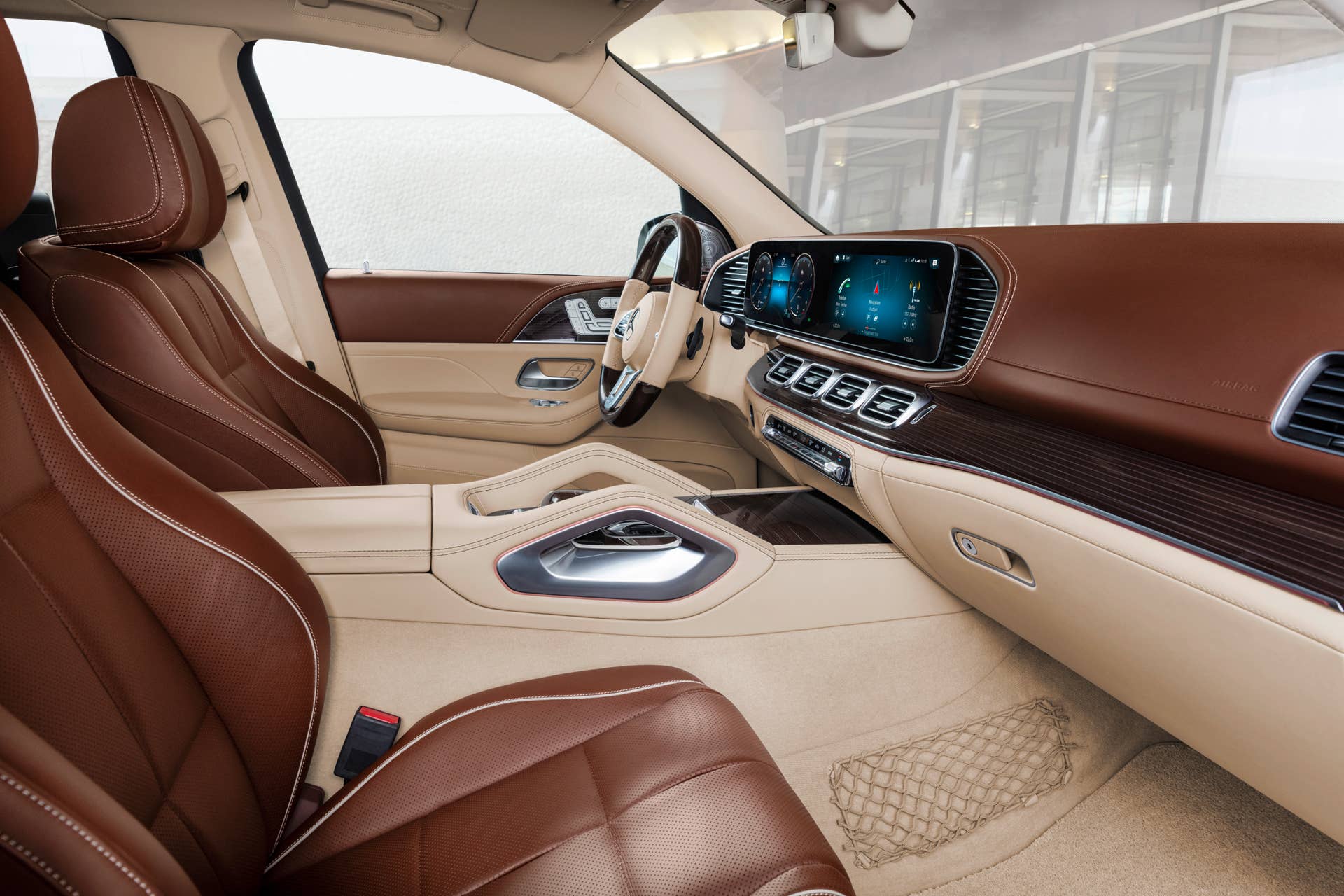 Mercedes-Maybach GLS 600 4MATIC (Kraftstoffverbrauch kombiniert: 12,0-11,7 l/100 km; CO2-Emissionen kombiniert: 273-266 g/km)*, rubellitrot / obsidianschwarz, Leder Exklusiv Nappa mahagoni/macchiato // Mercedes-Maybach GLS 600 4MATIC (combined fuel consumption: 12.0-11.7 l/100 km; combined CO2 emissions: 273-266 g/km)*, Rubellite red / Obsidian black, Exclusive nappa leather mahogany/macchiato *Angaben zum Kraftstoffverbrauch und CO2-Emissionen sind vorläufig und wurden vom Technischen Dienst für das Zertifizierungsverfahren nach Maßgabe des WLTP-Prüfverfahrens ermittelt und in NEFZ-Werte korreliert. Eine EG-Typgenehmigung und Konformitätsbescheinigung mit amtlichen Werten liegen noch nicht vor. Abweichungen zwischen den Angaben und den amtlichen Werten sind möglich. *Figures for fuel consumption and CO2 emissions are provisional and were determined by the Technical Service for the certification process in accordance with the WLTP test method and correlated into NEDC figures. EC type approval and a certificate of conformity with official figures are not yet available. Differences between the stated figures and the official figures are possible.