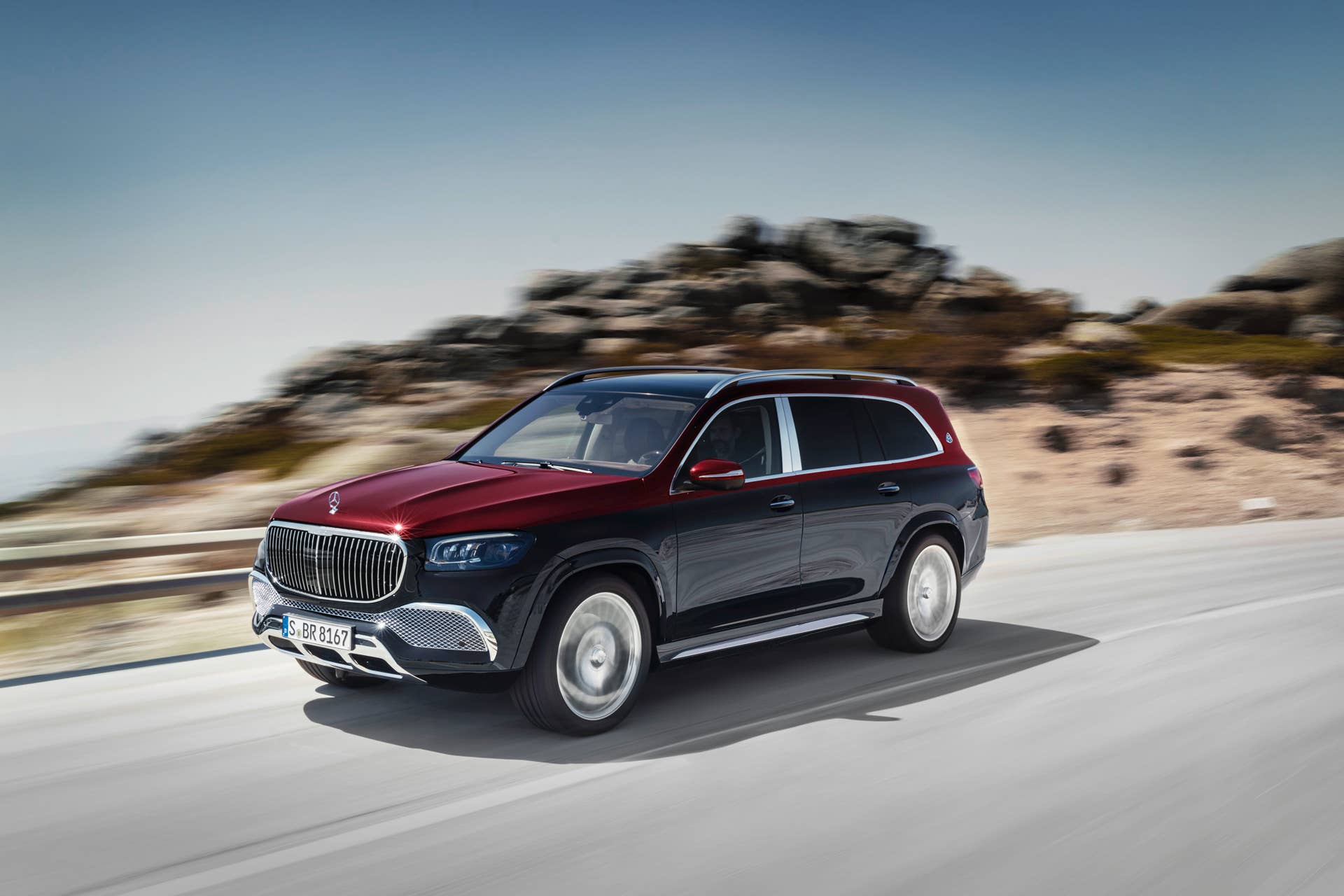 Mercedes-Maybach GLS 600 4MATIC (Kraftstoffverbrauch kombiniert: 12,0-11,7 l/100 km; CO2-Emissionen kombiniert: 273-266 g/km)*, rubellitrot / obsidianschwarz, Leder Exklusiv Nappa mahagoni/macchiato // Mercedes-Maybach GLS 600 4MATIC (combined fuel consumption: 12.0-11.7 l/100 km; combined CO2 emissions: 273-266 g/km)*, Rubellite red / Obsidian black, Exclusive nappa leather mahogany/macchiato *Angaben zum Kraftstoffverbrauch und CO2-Emissionen sind vorläufig und wurden vom Technischen Dienst für das Zertifizierungsverfahren nach Maßgabe des WLTP-Prüfverfahrens ermittelt und in NEFZ-Werte korreliert. Eine EG-Typgenehmigung und Konformitätsbescheinigung mit amtlichen Werten liegen noch nicht vor. Abweichungen zwischen den Angaben und den amtlichen Werten sind möglich. *Figures for fuel consumption and CO2 emissions are provisional and were determined by the Technical Service for the certification process in accordance with the WLTP test method and correlated into NEDC figures. EC type approval and a certificate of conformity with official figures are not yet available. Differences between the stated figures and the official figures are possible.