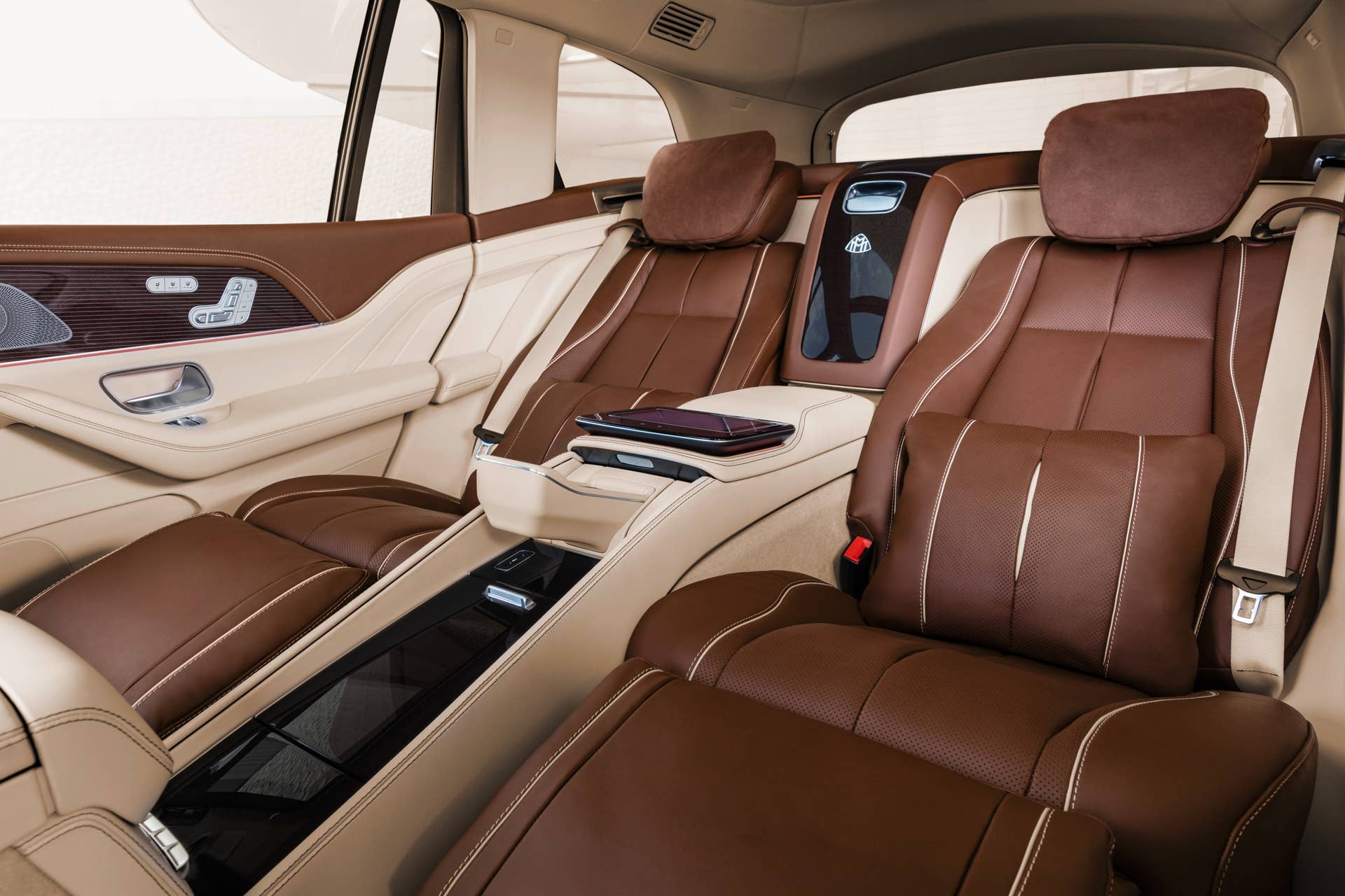 Mercedes-Maybach GLS 600 4MATIC (Kraftstoffverbrauch kombiniert: 12,0-11,7 l/100 km; CO2-Emissionen kombiniert: 273-266 g/km)*, rubellitrot / obsidianschwarz, Leder Exklusiv Nappa mahagoni/macchiato // Mercedes-Maybach GLS 600 4MATIC (combined fuel consumption: 12.0-11.7 l/100 km; combined CO2 emissions: 273-266 g/km)*, Rubellite red / Obsidian black, Exclusive nappa leather mahogany/macchiato *Angaben zum Kraftstoffverbrauch und CO2-Emissionen sind vorläufig und wurden vom Technischen Dienst für das Zertifizierungsverfahren nach Maßgabe des WLTP-Prüfverfahrens ermittelt und in NEFZ-Werte korreliert. Eine EG-Typgenehmigung und Konformitätsbescheinigung mit amtlichen Werten liegen noch nicht vor. Abweichungen zwischen den Angaben und den amtlichen Werten sind möglich. *Figures for fuel consumption and CO2 emissions are provisional and were determined by the Technical Service for the certification process in accordance with the WLTP test method and correlated into NEDC figures. EC type approval and a certificate of conformity with official figures are not yet available. Differences between the stated figures and the official figures are possible.