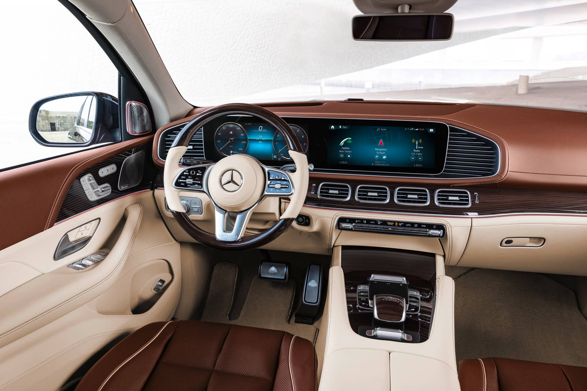 Mercedes-Maybach GLS 600 4MATIC (Kraftstoffverbrauch kombiniert: 12,0-11,7 l/100 km; CO2-Emissionen kombiniert: 273-266 g/km)*, rubellitrot / obsidianschwarz, Leder Exklusiv Nappa mahagoni/macchiato // Mercedes-Maybach GLS 600 4MATIC (combined fuel consumption: 12.0-11.7 l/100 km; combined CO2 emissions: 273-266 g/km)*, Rubellite red / Obsidian black, Exclusive nappa leather mahogany/macchiato *Angaben zum Kraftstoffverbrauch und CO2-Emissionen sind vorläufig und wurden vom Technischen Dienst für das Zertifizierungsverfahren nach Maßgabe des WLTP-Prüfverfahrens ermittelt und in NEFZ-Werte korreliert. Eine EG-Typgenehmigung und Konformitätsbescheinigung mit amtlichen Werten liegen noch nicht vor. Abweichungen zwischen den Angaben und den amtlichen Werten sind möglich. *Figures for fuel consumption and CO2 emissions are provisional and were determined by the Technical Service for the certification process in accordance with the WLTP test method and correlated into NEDC figures. EC type approval and a certificate of conformity with official figures are not yet available. Differences between the stated figures and the official figures are possible.