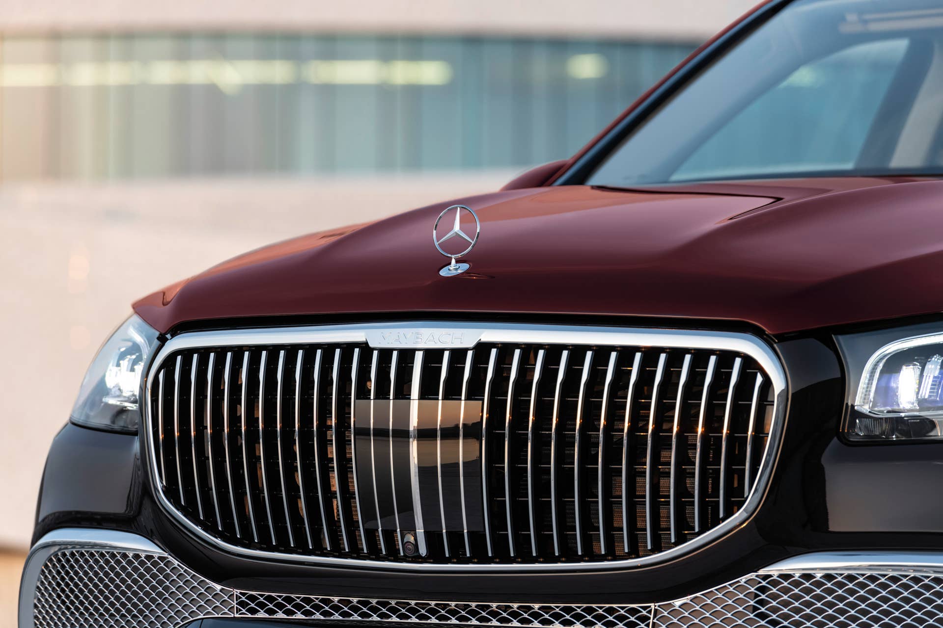 Mercedes-Maybach GLS 600 4MATIC (Kraftstoffverbrauch kombiniert: 12,0-11,7 l/100 km; CO2-Emissionen kombiniert: 273-266 g/km)*, rubellitrot / obsidianschwarz, Leder Exklusiv Nappa mahagoni/macchiato // Mercedes-Maybach GLS 600 4MATIC (combined fuel consumption: 12.0-11.7 l/100 km; combined CO2 emissions: 273-266 g/km)*, Rubellite red / Obsidian black, Exclusive nappa leather mahogany/macchiato *Angaben zum Kraftstoffverbrauch und CO2-Emissionen sind vorläufig und wurden vom Technischen Dienst für das Zertifizierungsverfahren nach Maßgabe des WLTP-Prüfverfahrens ermittelt und in NEFZ-Werte korreliert. Eine EG-Typgenehmigung und Konformitätsbescheinigung mit amtlichen Werten liegen noch nicht vor. Abweichungen zwischen den Angaben und den amtlichen Werten sind möglich. *Figures for fuel consumption and CO2 emissions are provisional and were determined by the Technical Service for the certification process in accordance with the WLTP test method and correlated into NEDC figures. EC type approval and a certificate of conformity with official figures are not yet available. Differences between the stated figures and the official figures are possible.