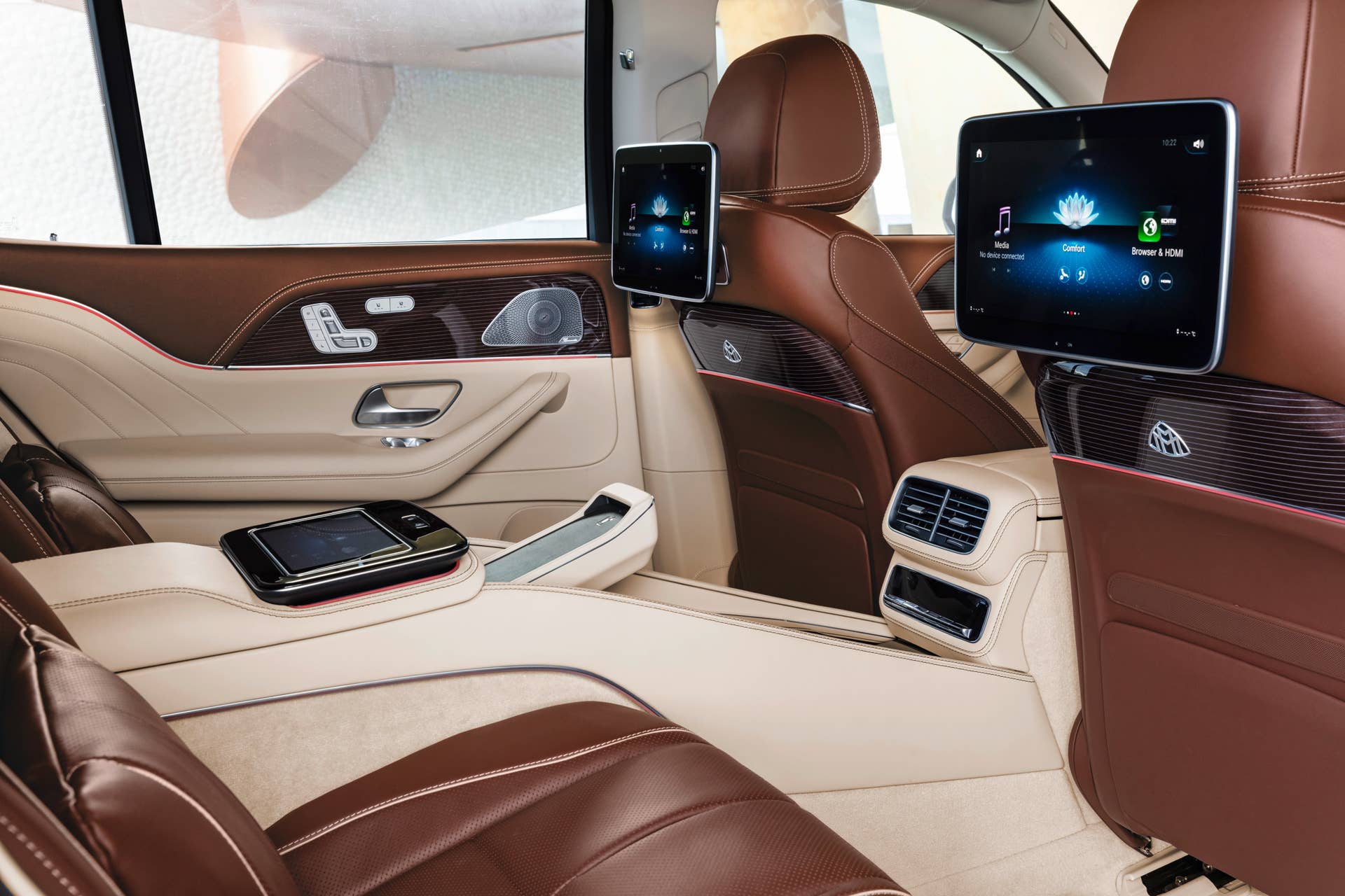 Mercedes-Maybach GLS 600 4MATIC (Kraftstoffverbrauch kombiniert: 12,0-11,7 l/100 km; CO2-Emissionen kombiniert: 273-266 g/km)*, rubellitrot / obsidianschwarz, Leder Exklusiv Nappa mahagoni/macchiato // Mercedes-Maybach GLS 600 4MATIC (combined fuel consumption: 12.0-11.7 l/100 km; combined CO2 emissions: 273-266 g/km)*, Rubellite red / Obsidian black, Exclusive nappa leather mahogany/macchiato *Angaben zum Kraftstoffverbrauch und CO2-Emissionen sind vorläufig und wurden vom Technischen Dienst für das Zertifizierungsverfahren nach Maßgabe des WLTP-Prüfverfahrens ermittelt und in NEFZ-Werte korreliert. Eine EG-Typgenehmigung und Konformitätsbescheinigung mit amtlichen Werten liegen noch nicht vor. Abweichungen zwischen den Angaben und den amtlichen Werten sind möglich. *Figures for fuel consumption and CO2 emissions are provisional and were determined by the Technical Service for the certification process in accordance with the WLTP test method and correlated into NEDC figures. EC type approval and a certificate of conformity with official figures are not yet available. Differences between the stated figures and the official figures are possible.