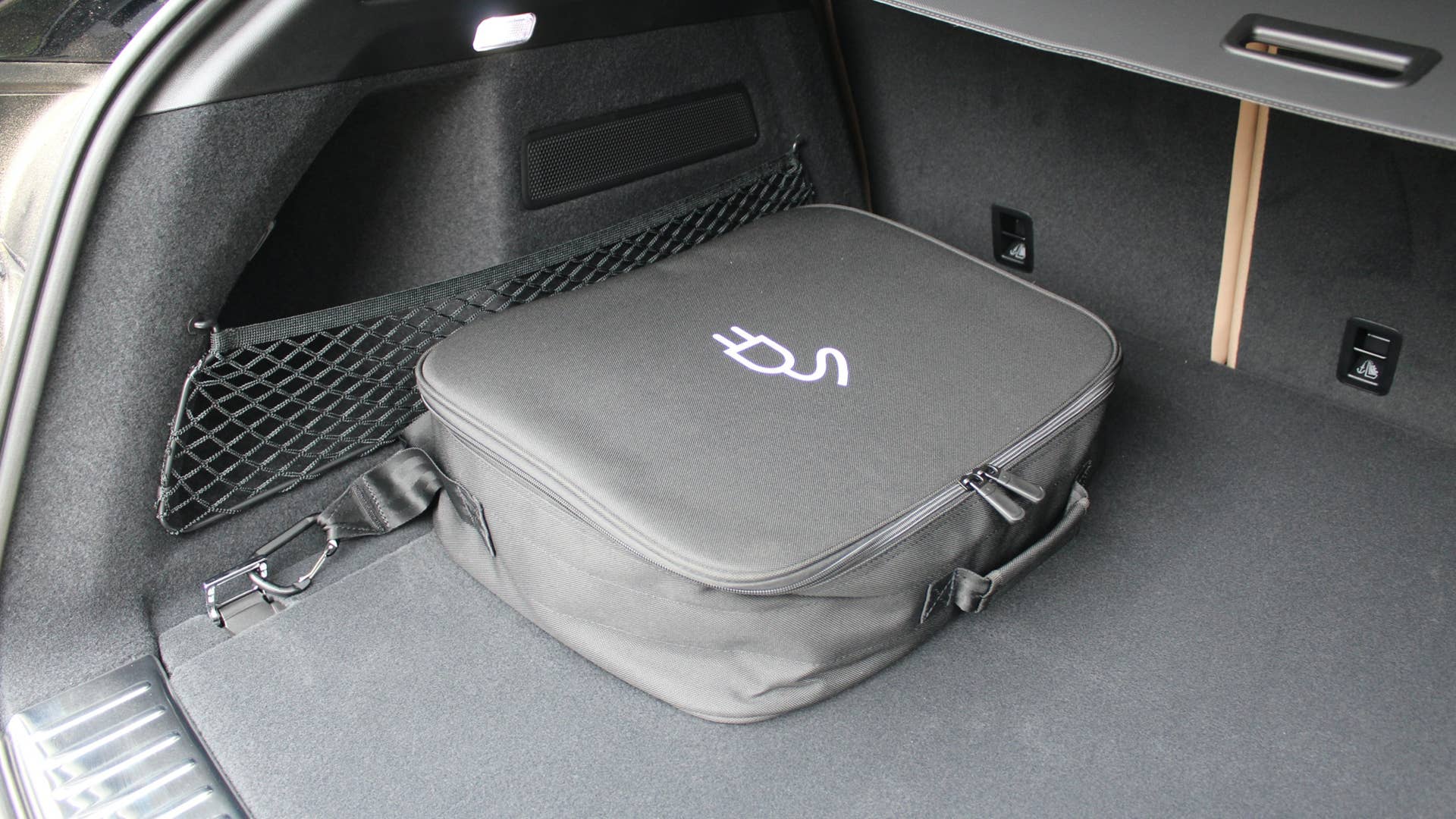 2021 Porsche Cayenne E-Hybrid mobile charger bag