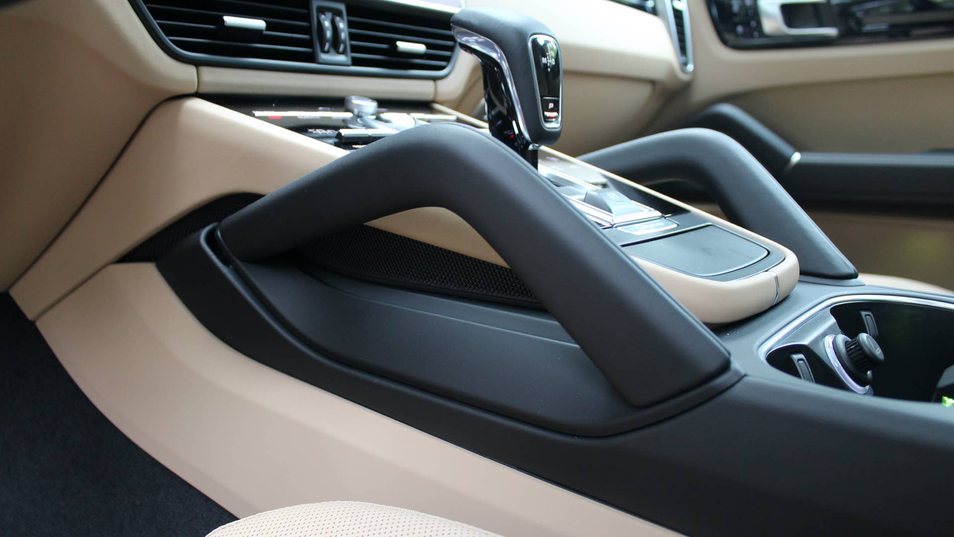 2021 Porsche Cayenne E-Hybrid inboard grab handle