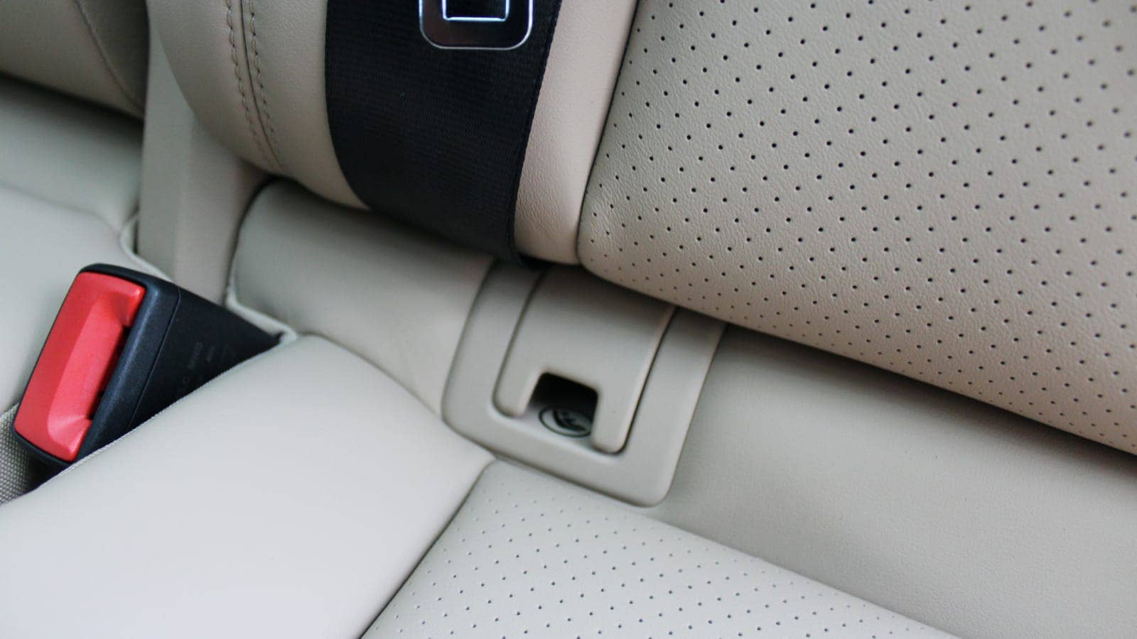 2021 Porsche Cayenne E-Hybrid LATCH anchor cover