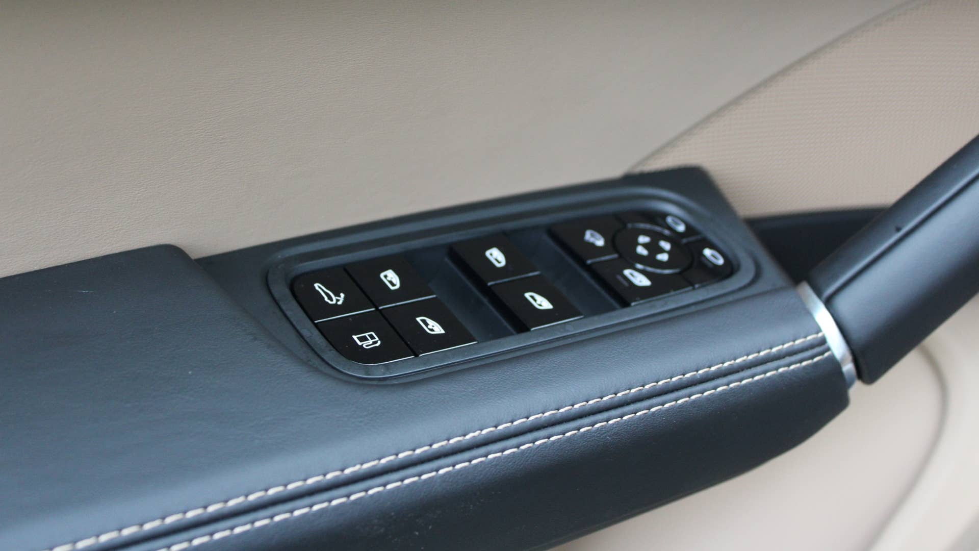 2021 Porsche Cayenne E-Hybrid armrest controls