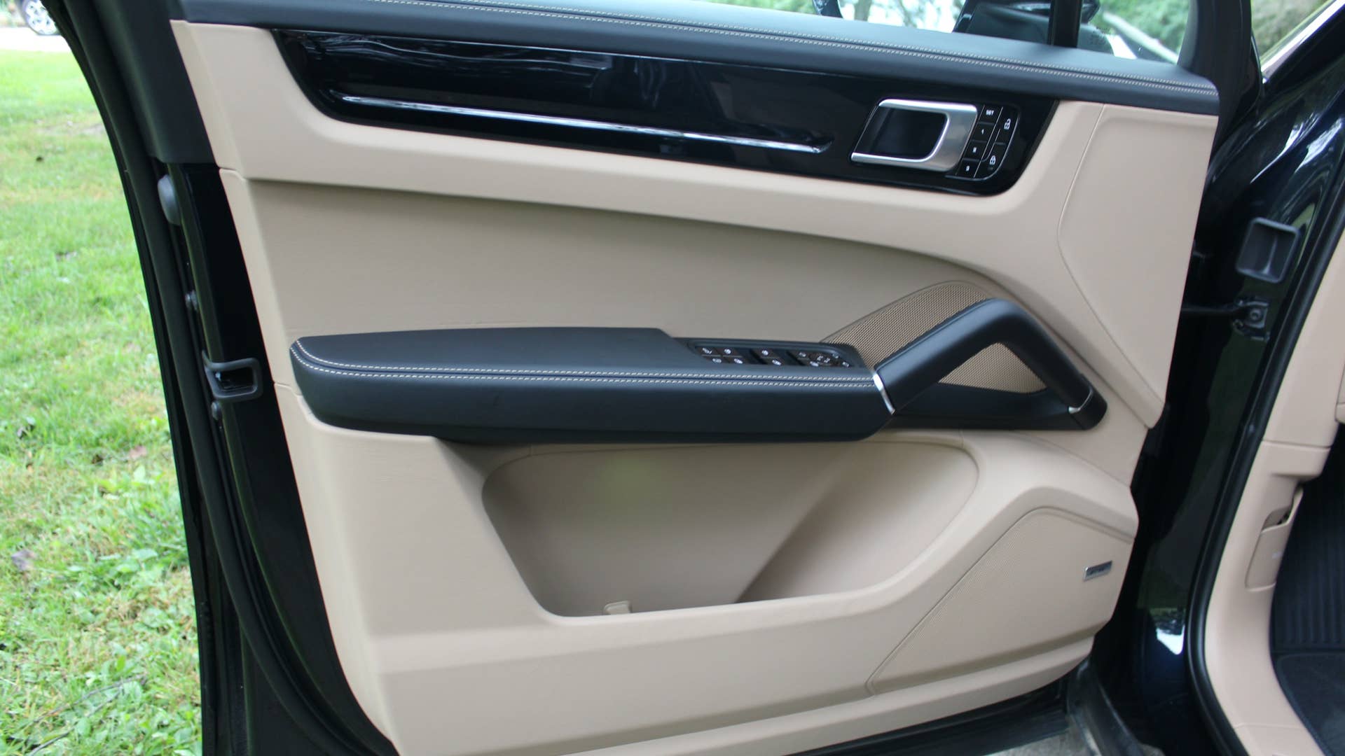 2021 Porsche Cayenne E-Hybrid door panel