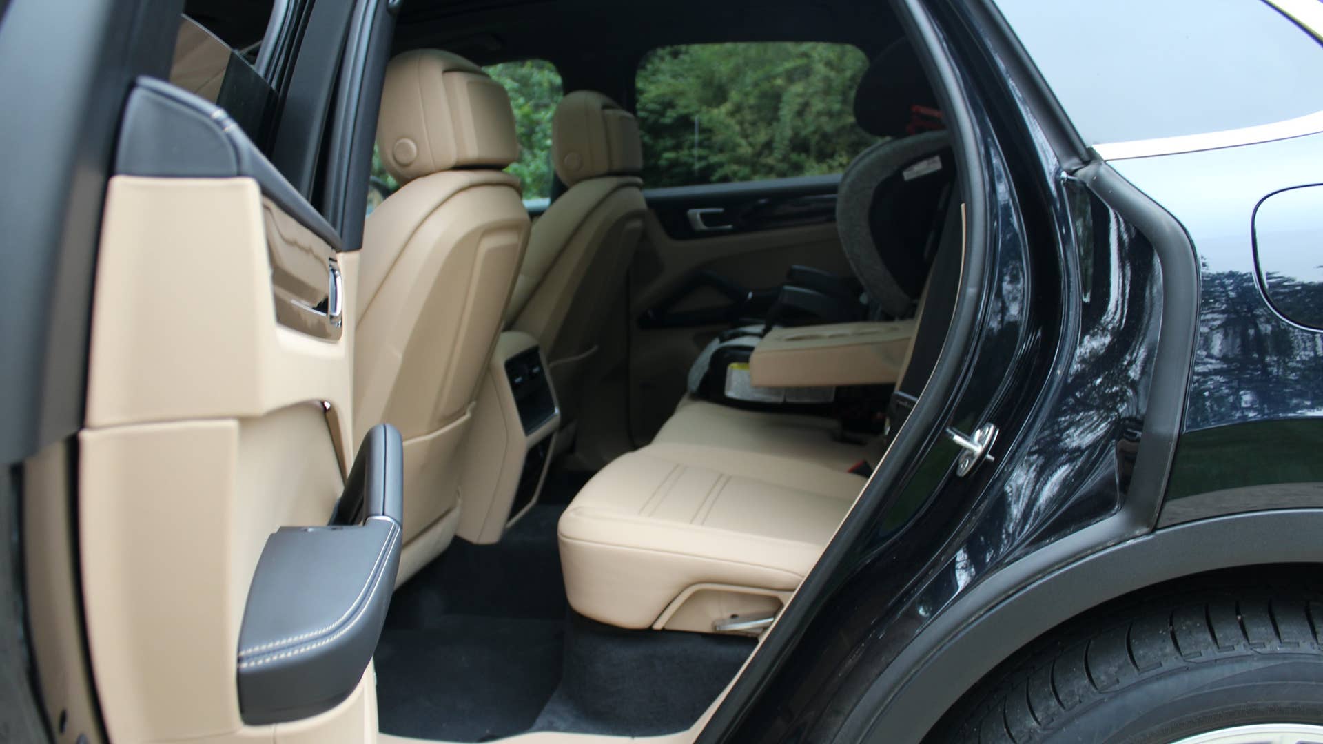 2021 Porsche Cayenne E-Hybrid rear seats
