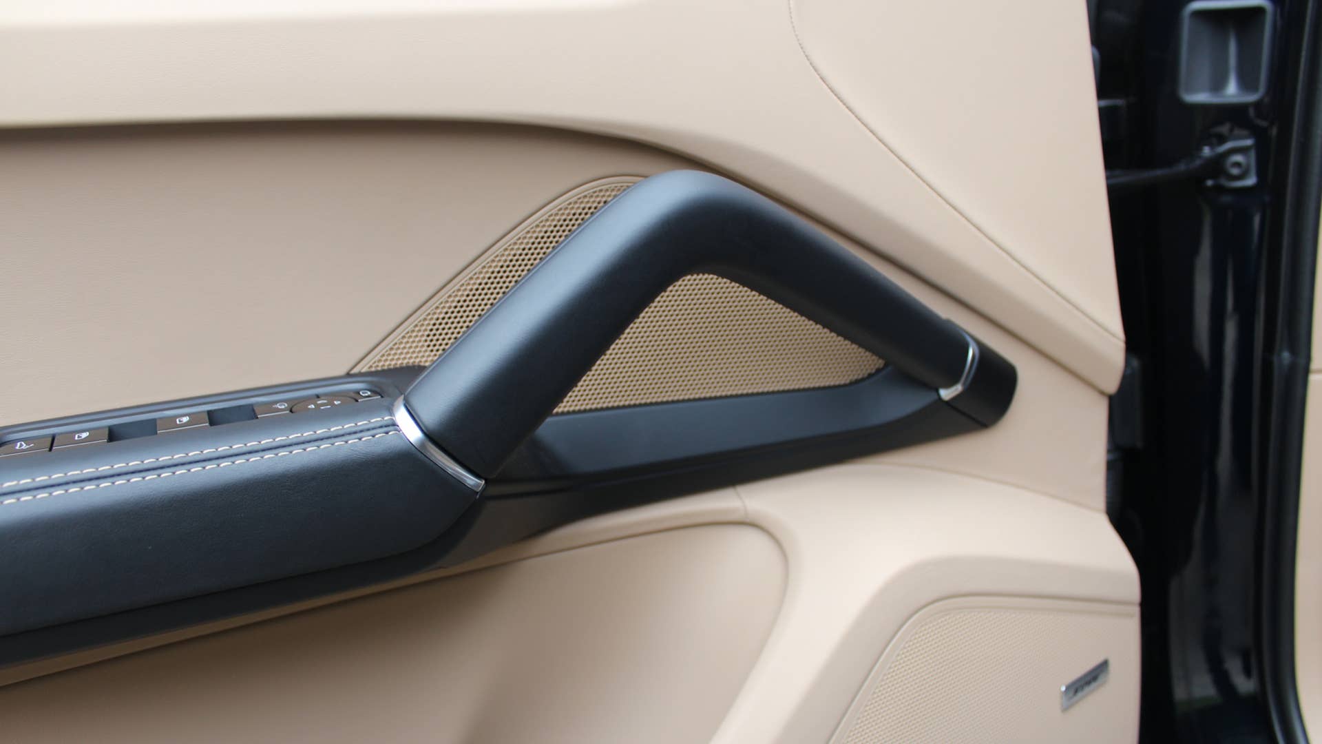 2021 Porsche Cayenne E-Hybrid outboard grab handle