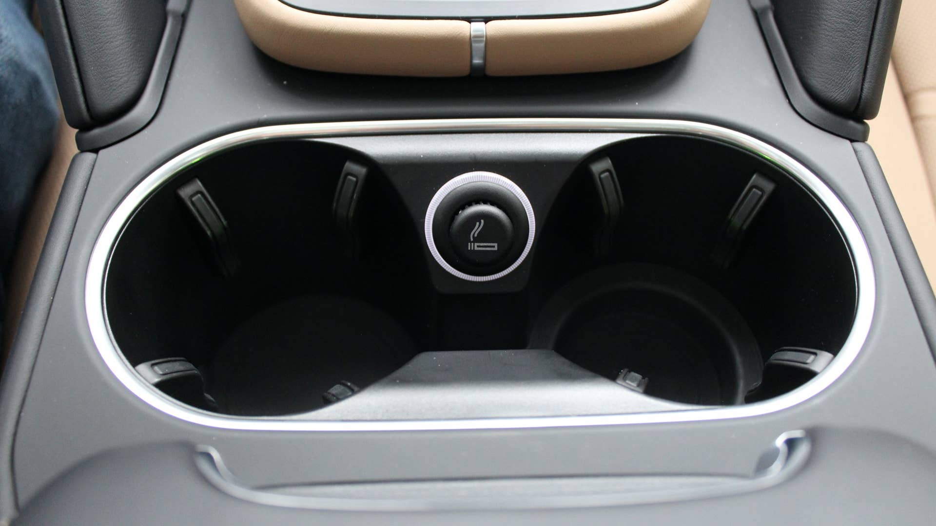 2021 Porsche Cayenne E-Hybrid cupholders and cigarette lighter