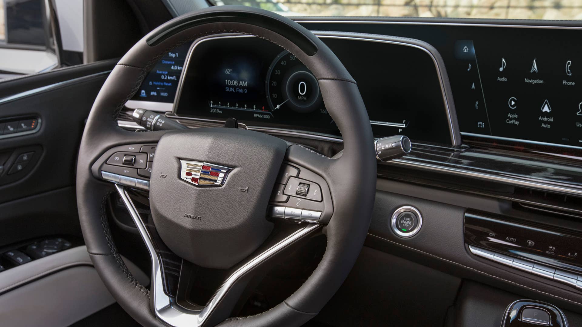 The 2021 Escalade showcases the first curved OLED in the industry with over 38 inches diagonal of total display. Featuring twice the pixel density of a 4K television, this technology enables bold imagery, perfect blacks and the largest color range available in the automotive industry.