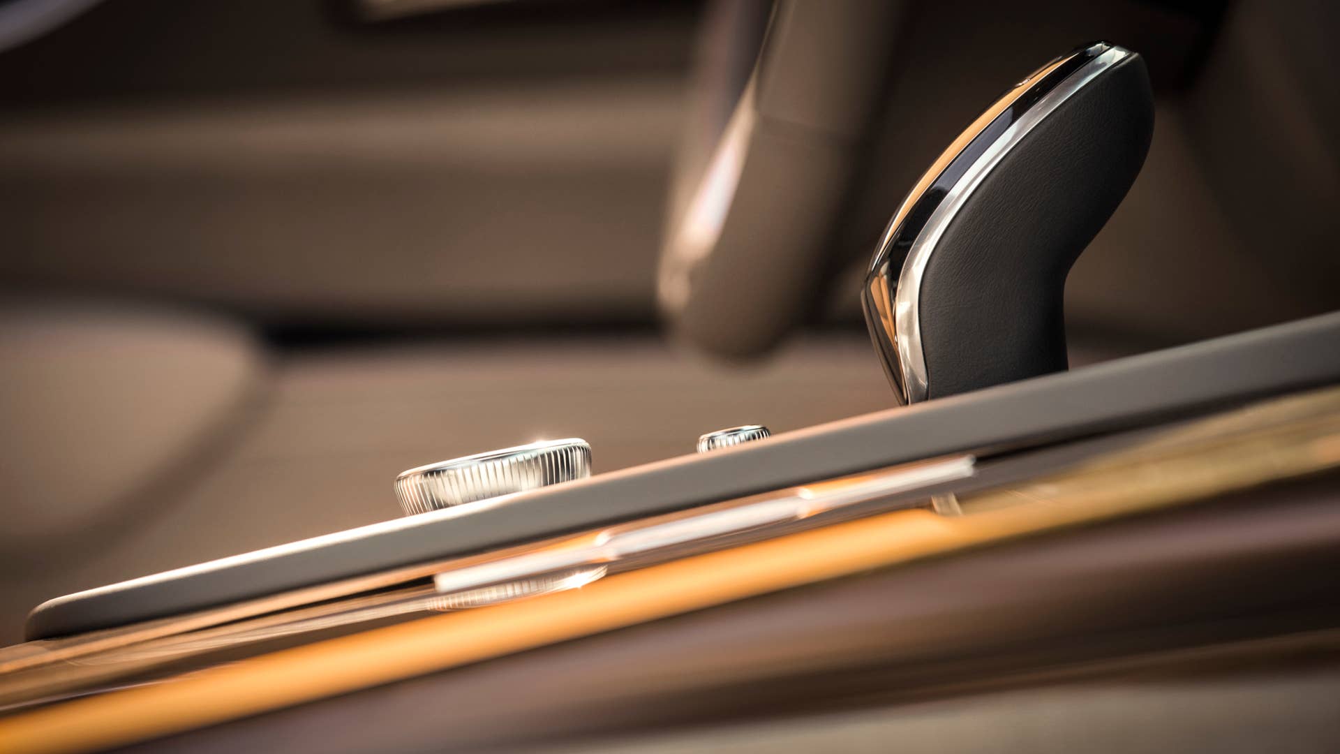 The new curved OLED display is the centerpiece of the interior, enabling designers to integrate and customize the entire environment. The result is a completely fresh, integrated cabin look that seamlessly blends the technology with handcrafted details.