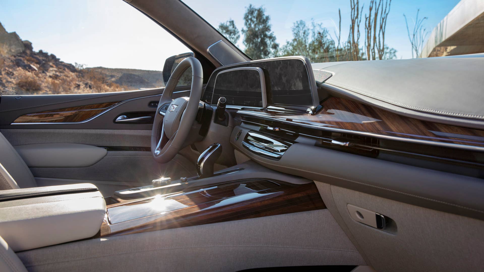 The new curved OLED display is the centerpiece of the interior, enabling designers to integrate and customize the entire environment. The result is a completely fresh, integrated cabin look that seamlessly blends the technology with handcrafted details.