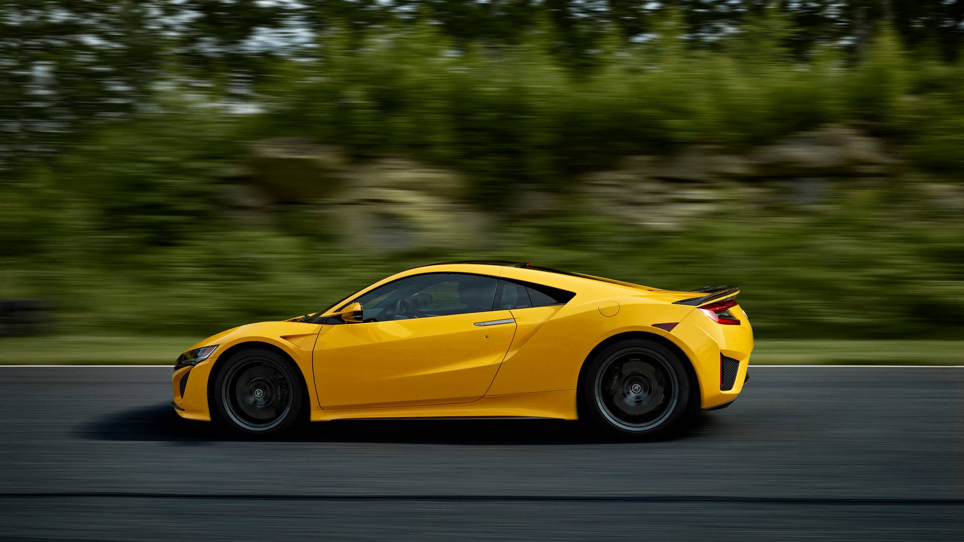 A modern interpretation of sought-after Spa Yellow, offered on the Gen1 NSX, Indy Yellow Pearl joins Berlina Black as one of two NSX heritage colors