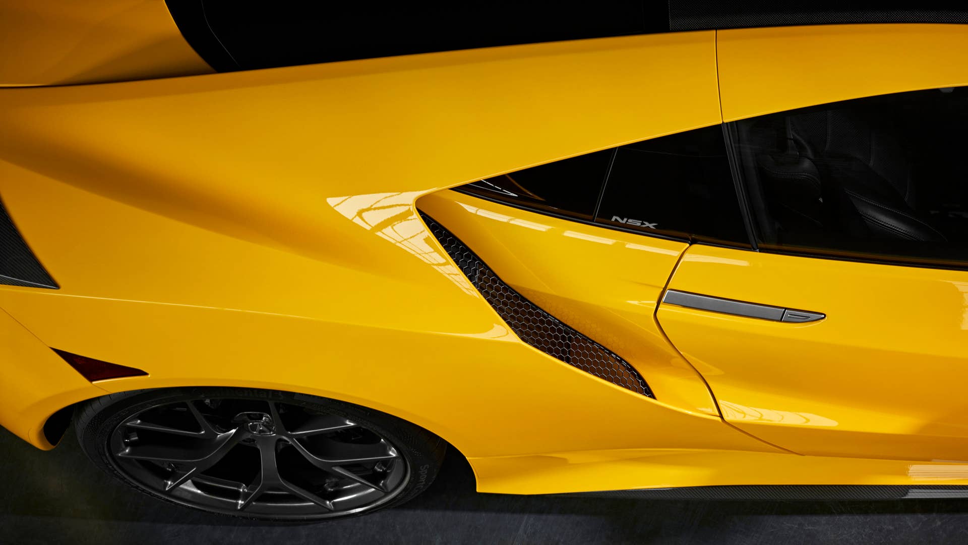 A modern interpretation of sought-after Spa Yellow, offered on the Gen1 NSX, Indy Yellow Pearl joins Berlina Black as one of two NSX heritage colors
