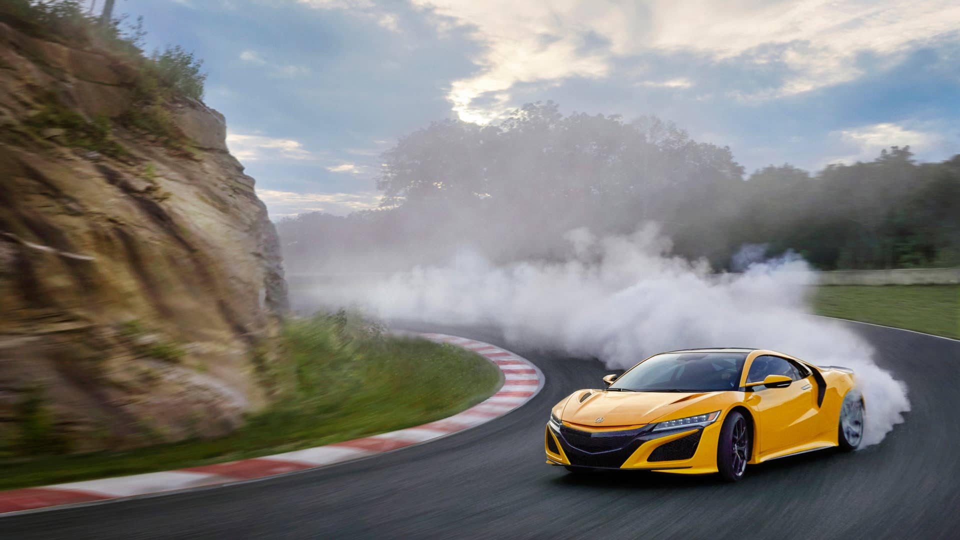A modern interpretation of sought-after Spa Yellow, offered on the Gen1 NSX, Indy Yellow Pearl joins Berlina Black as one of two NSX heritage colors