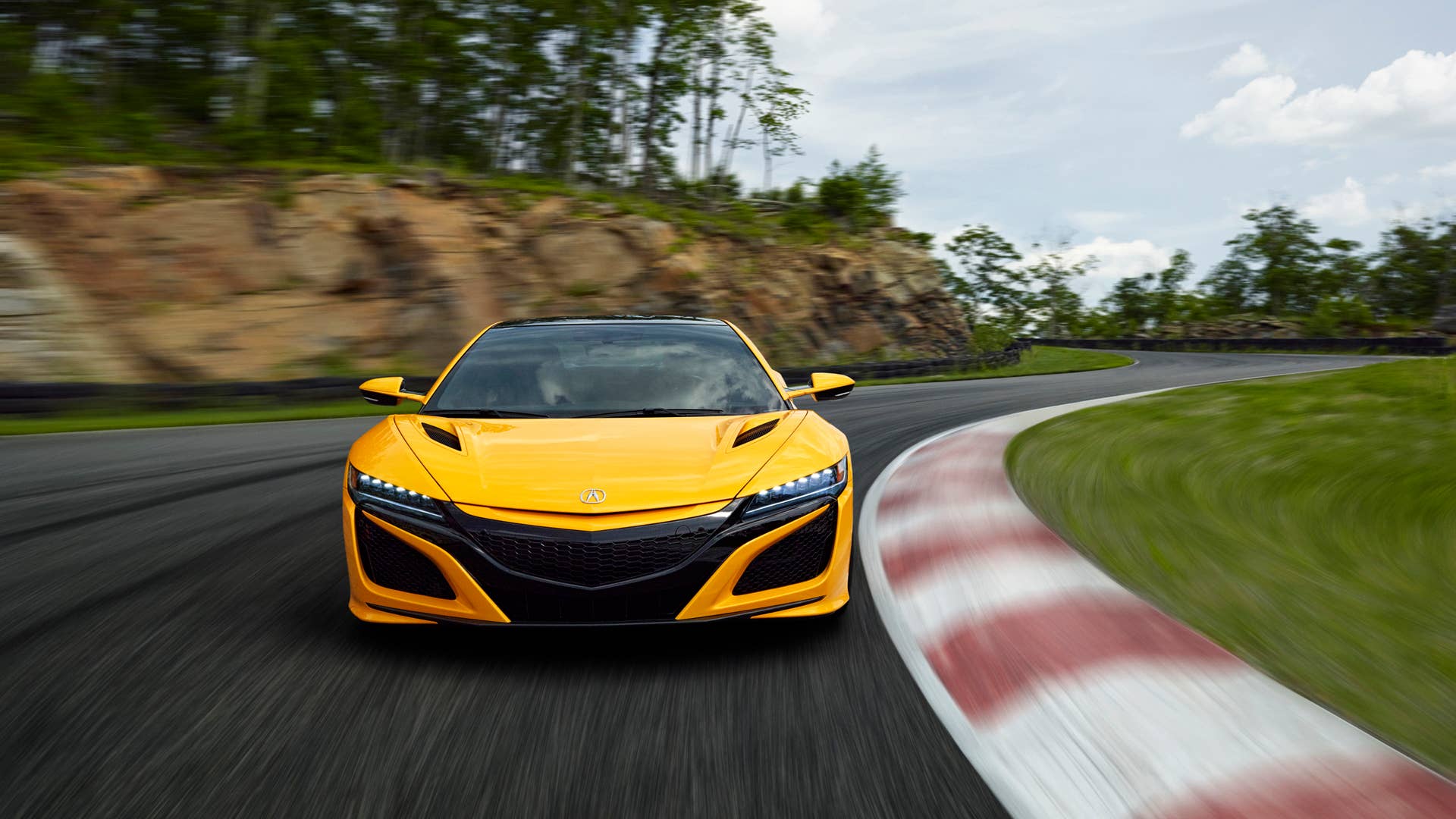 A modern interpretation of sought-after Spa Yellow, offered on the Gen1 NSX, Indy Yellow Pearl joins Berlina Black as one of two NSX heritage colors