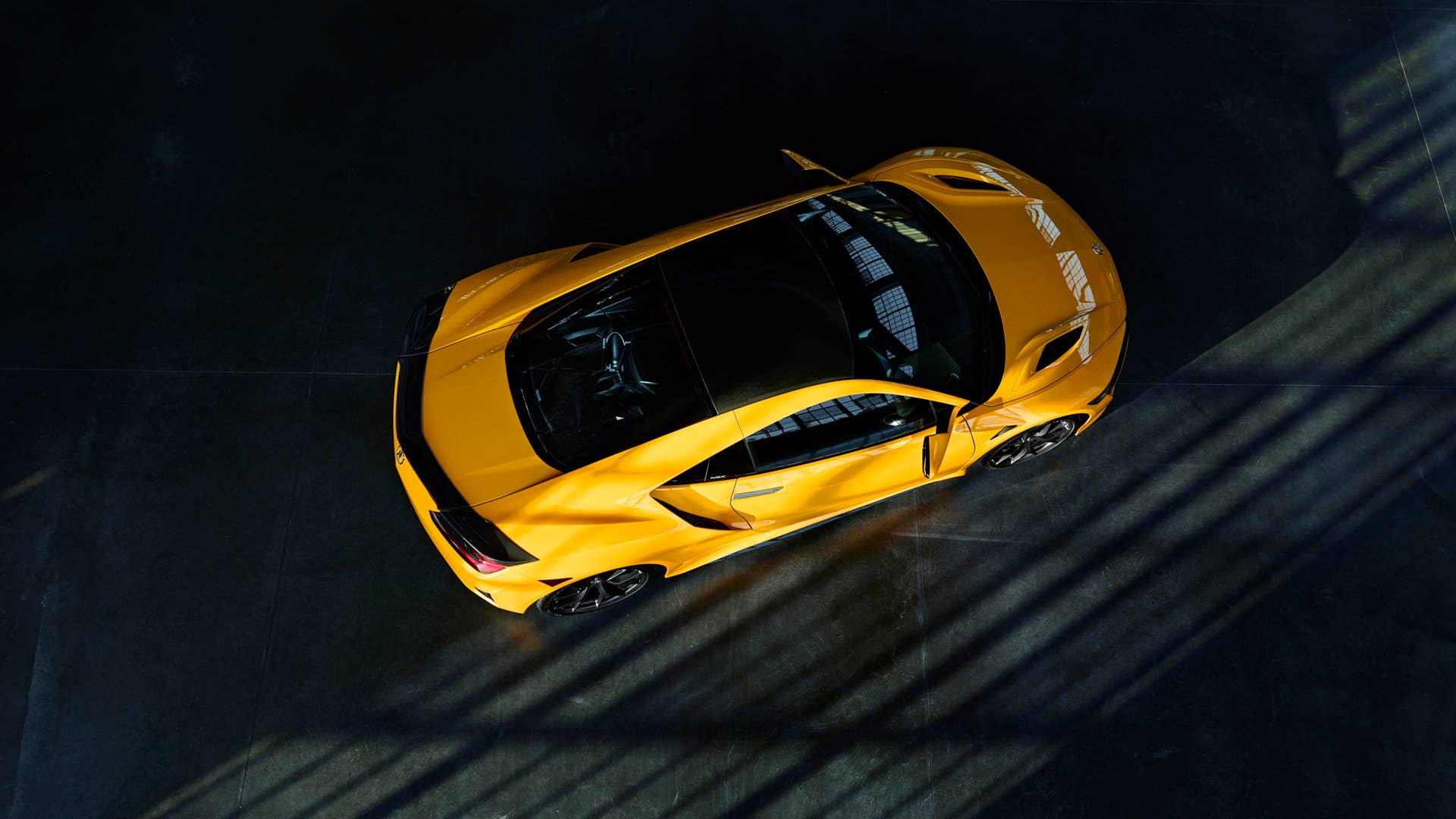A modern interpretation of sought-after Spa Yellow, offered on the Gen1 NSX, Indy Yellow Pearl joins Berlina Black as one of two NSX heritage colors