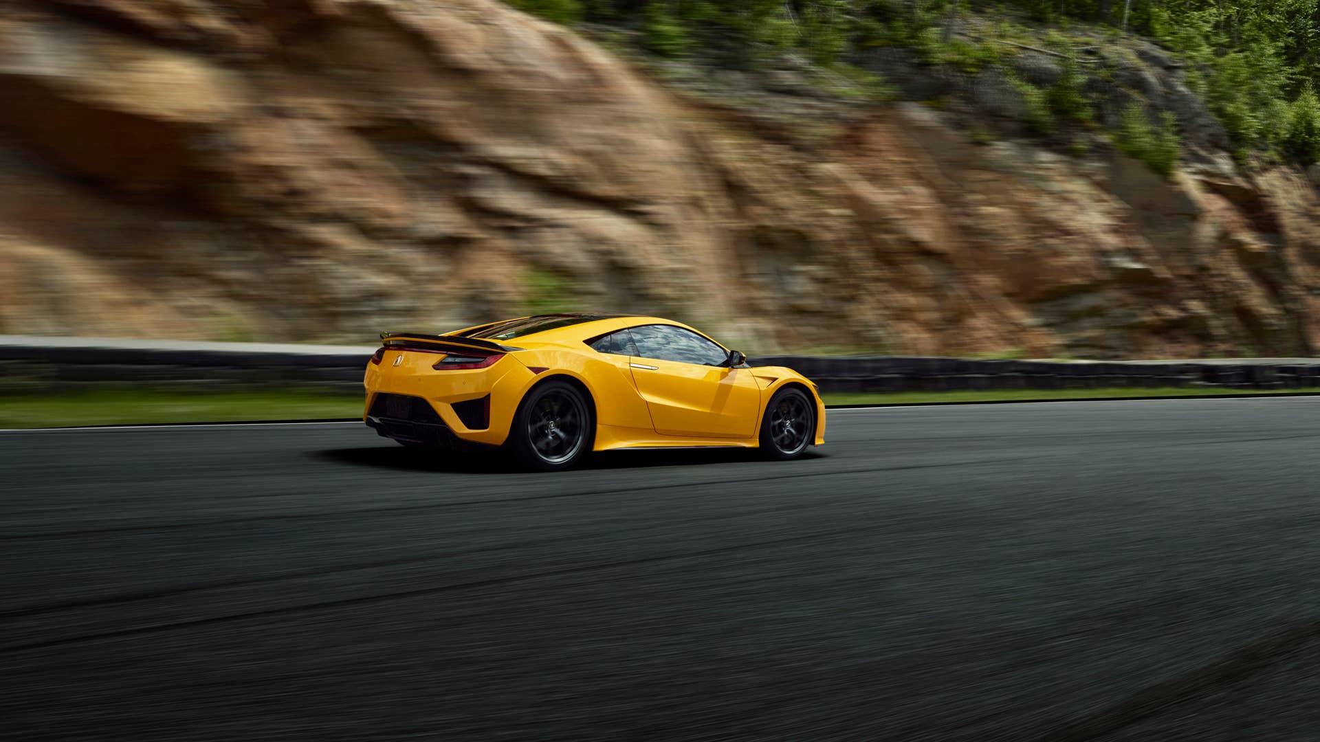 A modern interpretation of sought-after Spa Yellow, offered on the Gen1 NSX, Indy Yellow Pearl joins Berlina Black as one of two NSX heritage colors