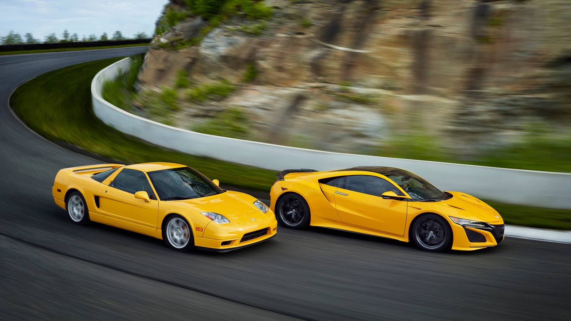 A modern interpretation of sought-after Spa Yellow, offered on the Gen1 NSX, Indy Yellow Pearl joins Berlina Black as one of two NSX heritage colors