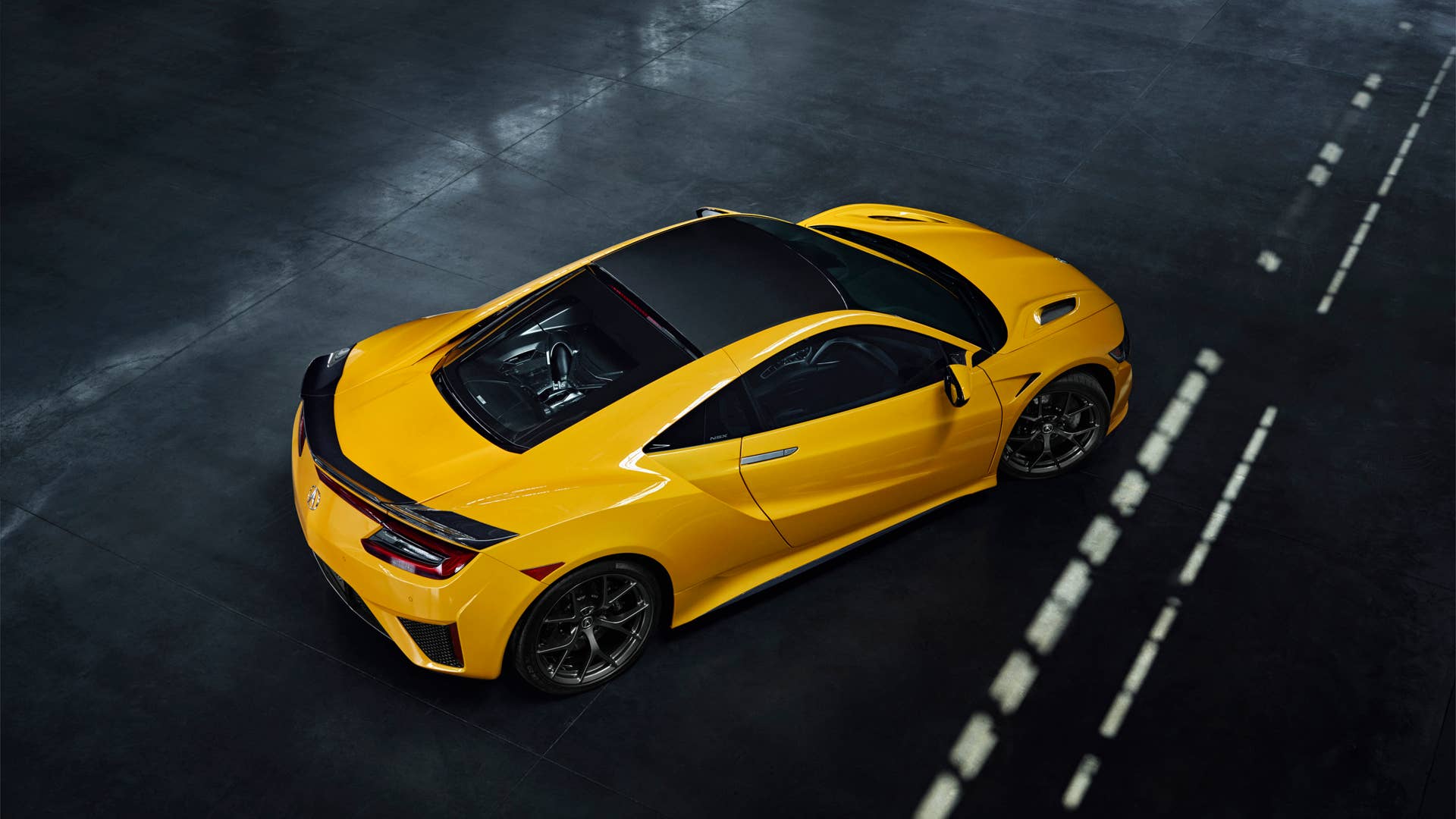 A modern interpretation of sought-after Spa Yellow, offered on the Gen1 NSX, Indy Yellow Pearl joins Berlina Black as one of two NSX heritage colors