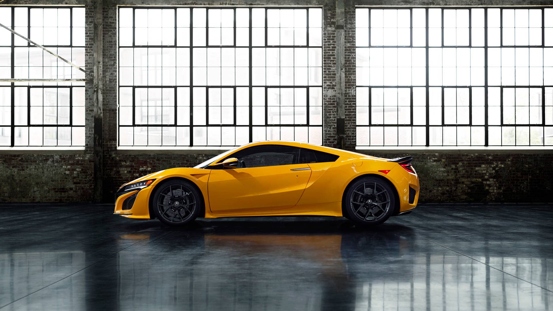 A modern interpretation of sought-after Spa Yellow, offered on the Gen1 NSX, Indy Yellow Pearl joins Berlina Black as one of two NSX heritage colors