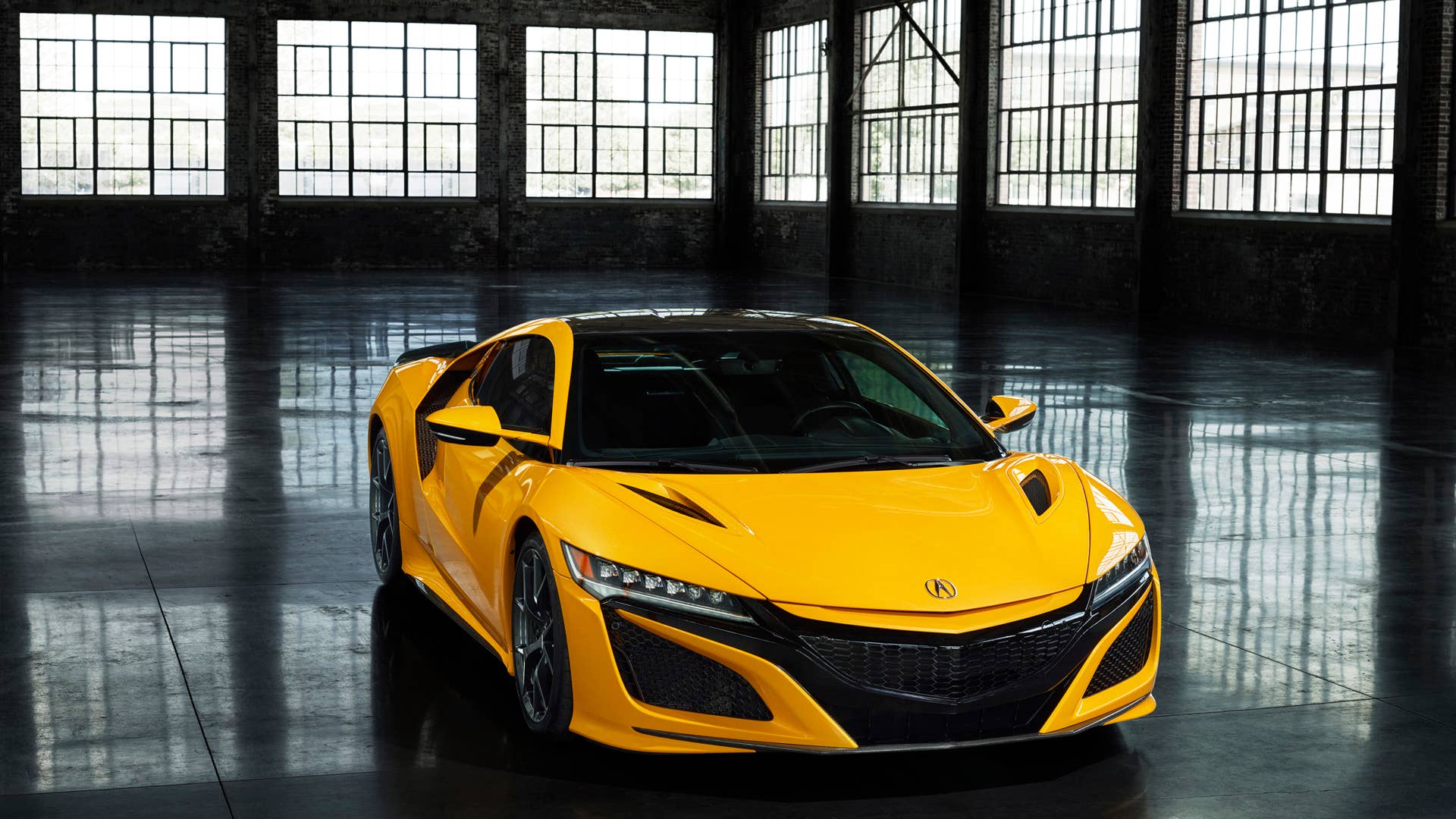 A modern interpretation of sought-after Spa Yellow, offered on the Gen1 NSX, Indy Yellow Pearl joins Berlina Black as one of two NSX heritage colors