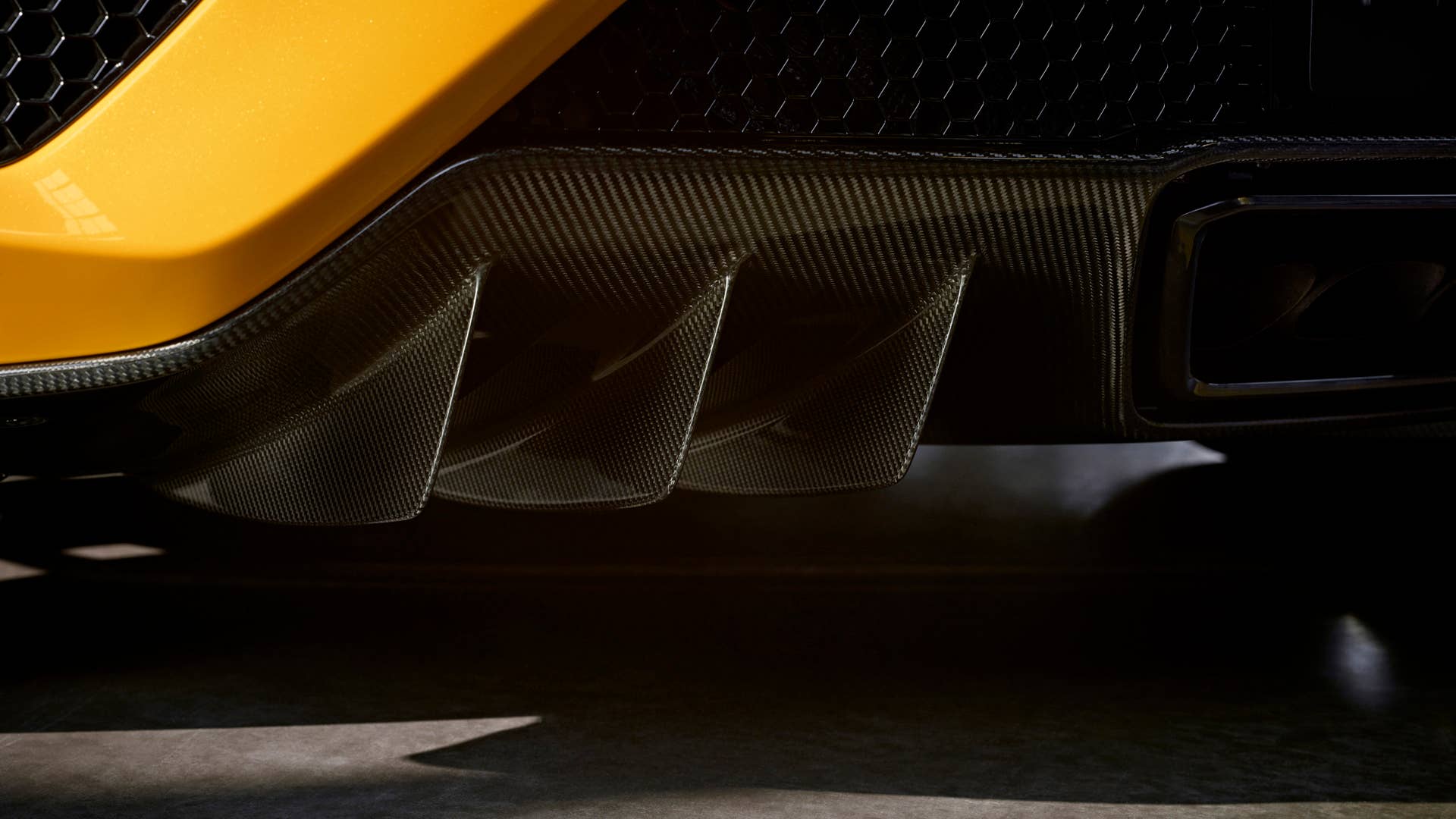A modern interpretation of sought-after Spa Yellow, offered on the Gen1 NSX, Indy Yellow Pearl joins Berlina Black as one of two NSX heritage colors