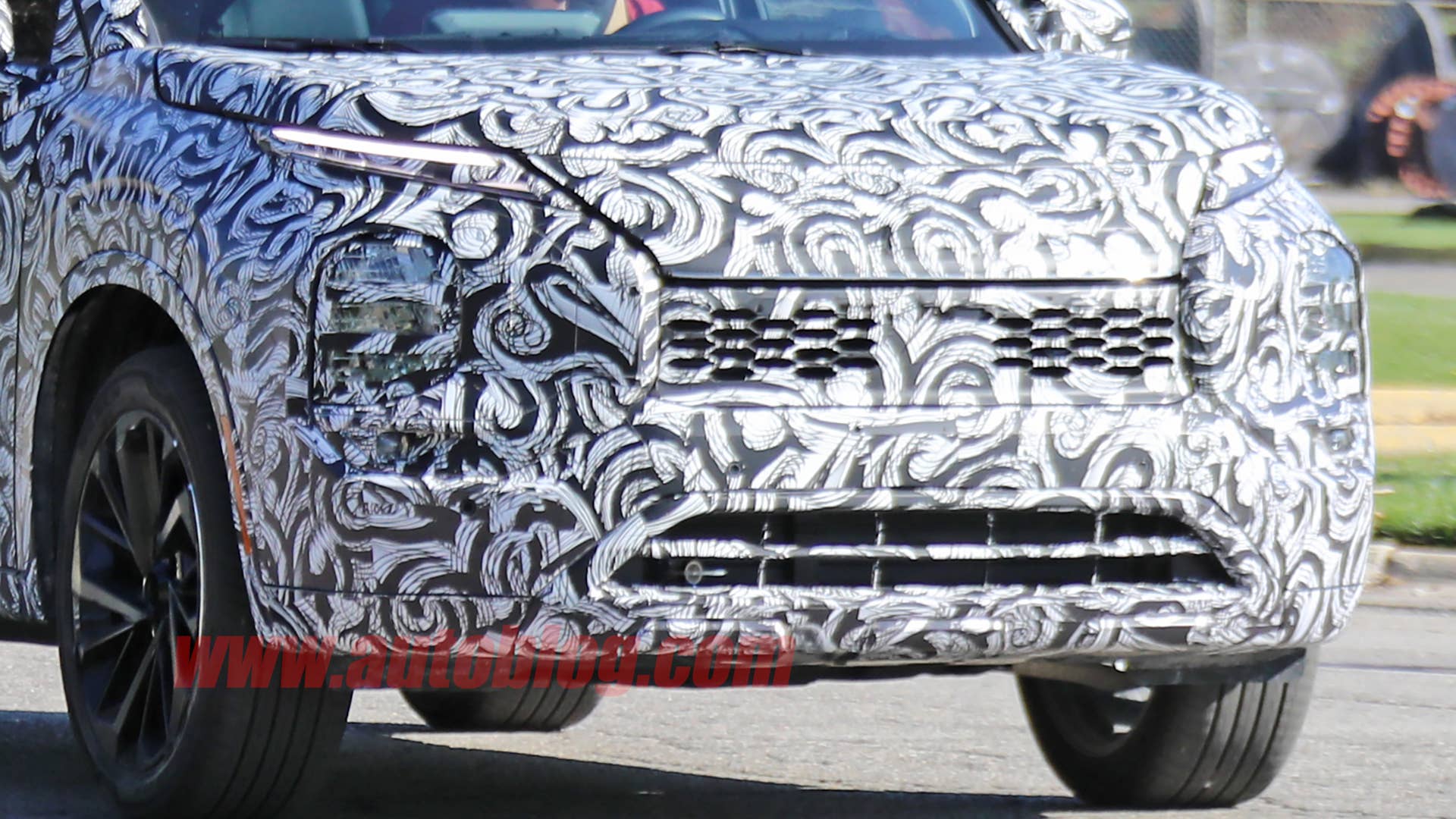 Mitsubishi Outlander prototype in camouflage