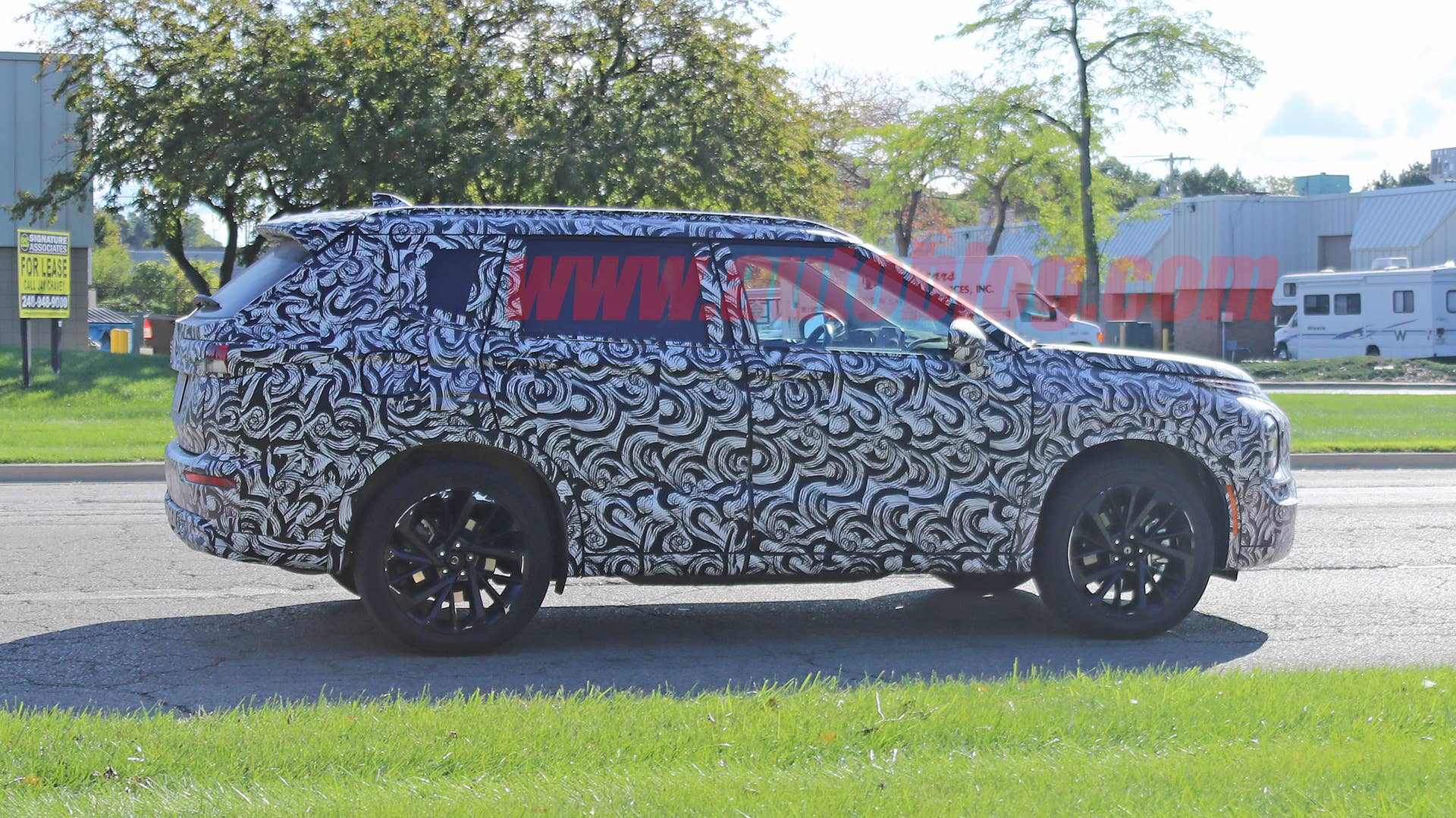 Mitsubishi Outlander prototype in camouflage