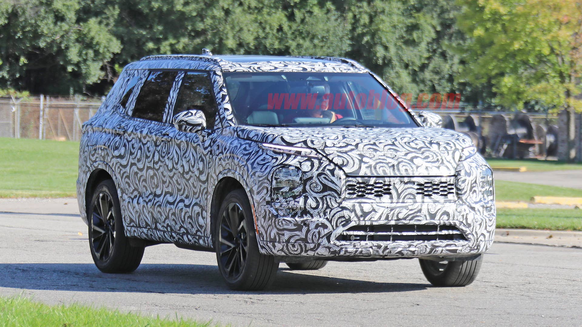 Mitsubishi Outlander prototype in camouflage