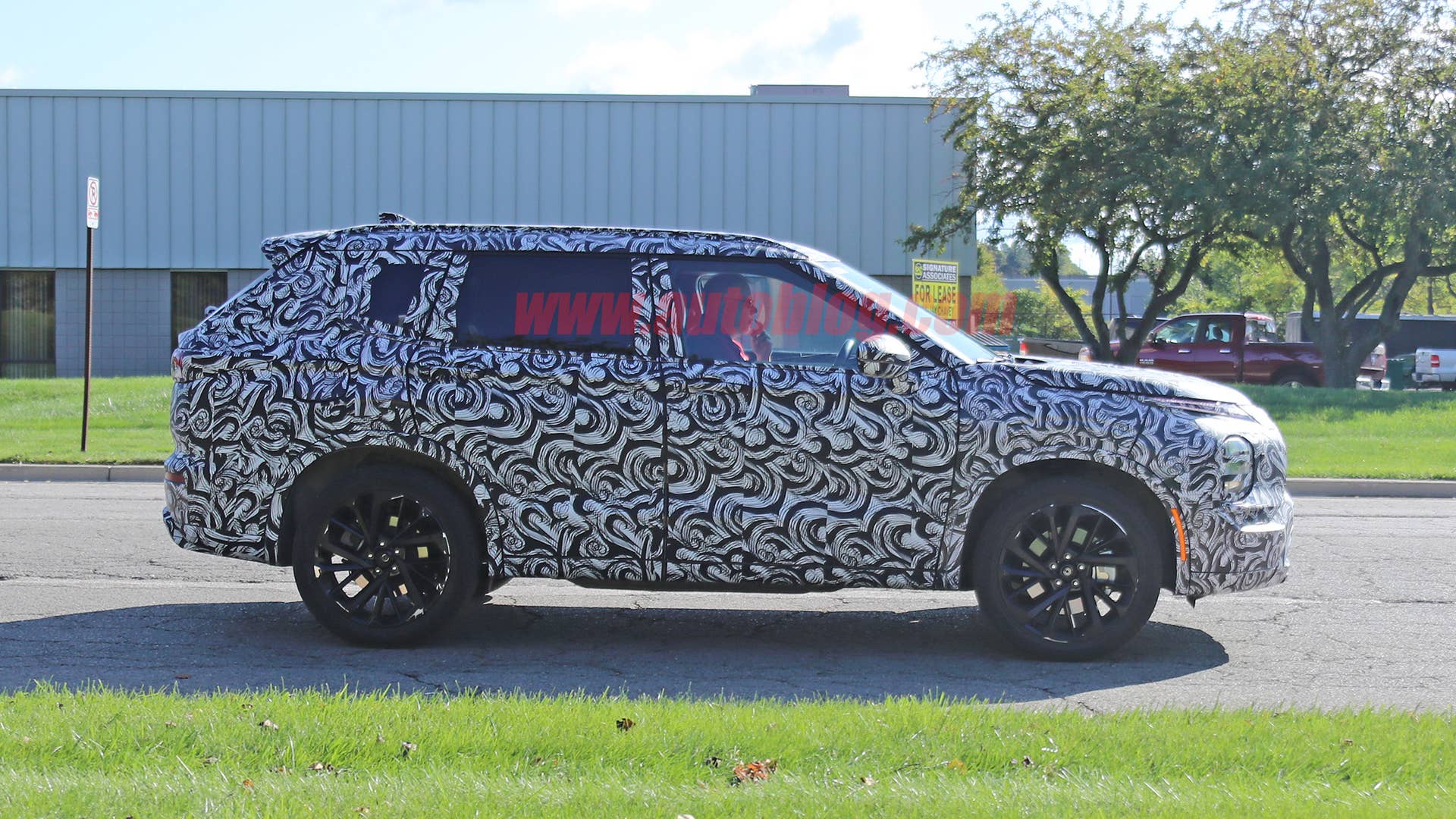 Mitsubishi Outlander prototype in camouflage