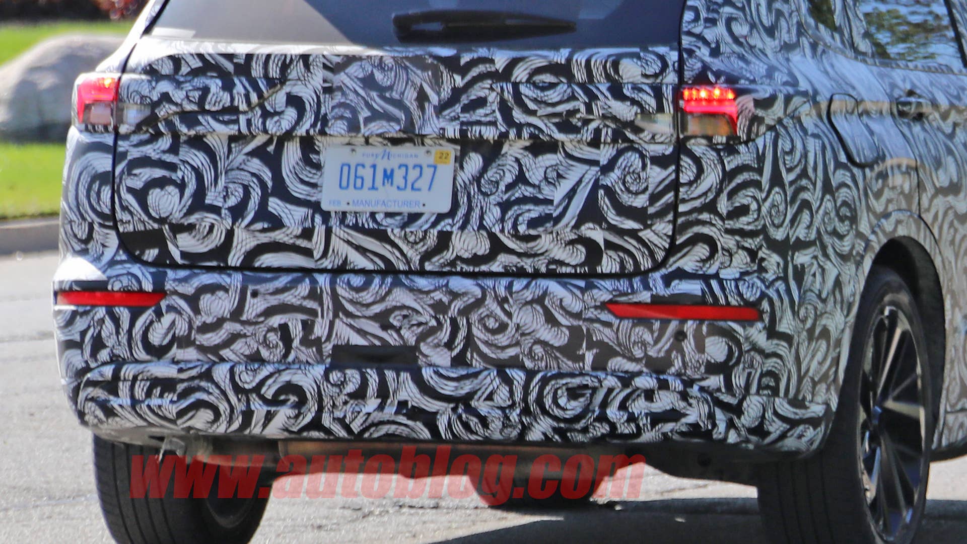 Mitsubishi Outlander prototype in camouflage