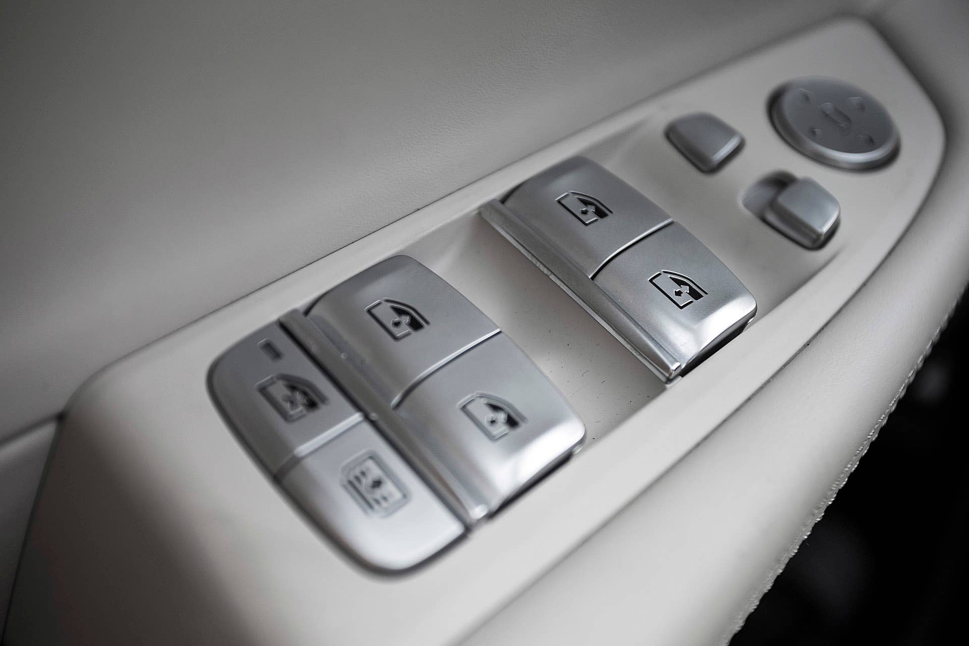 2016 BMW 7 Series door controls