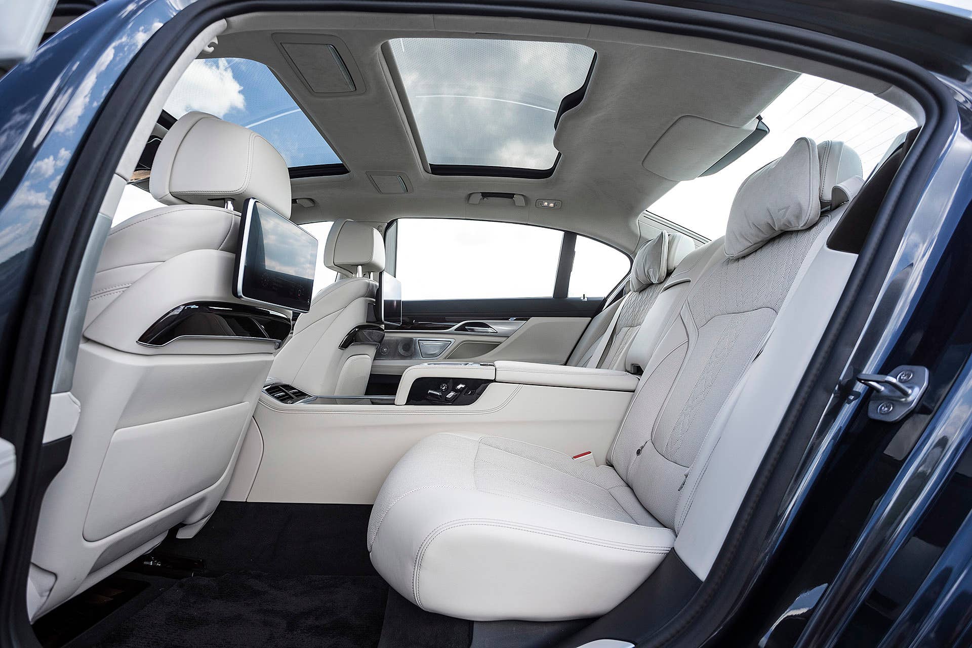 2016 BMW 7 Series rear seats