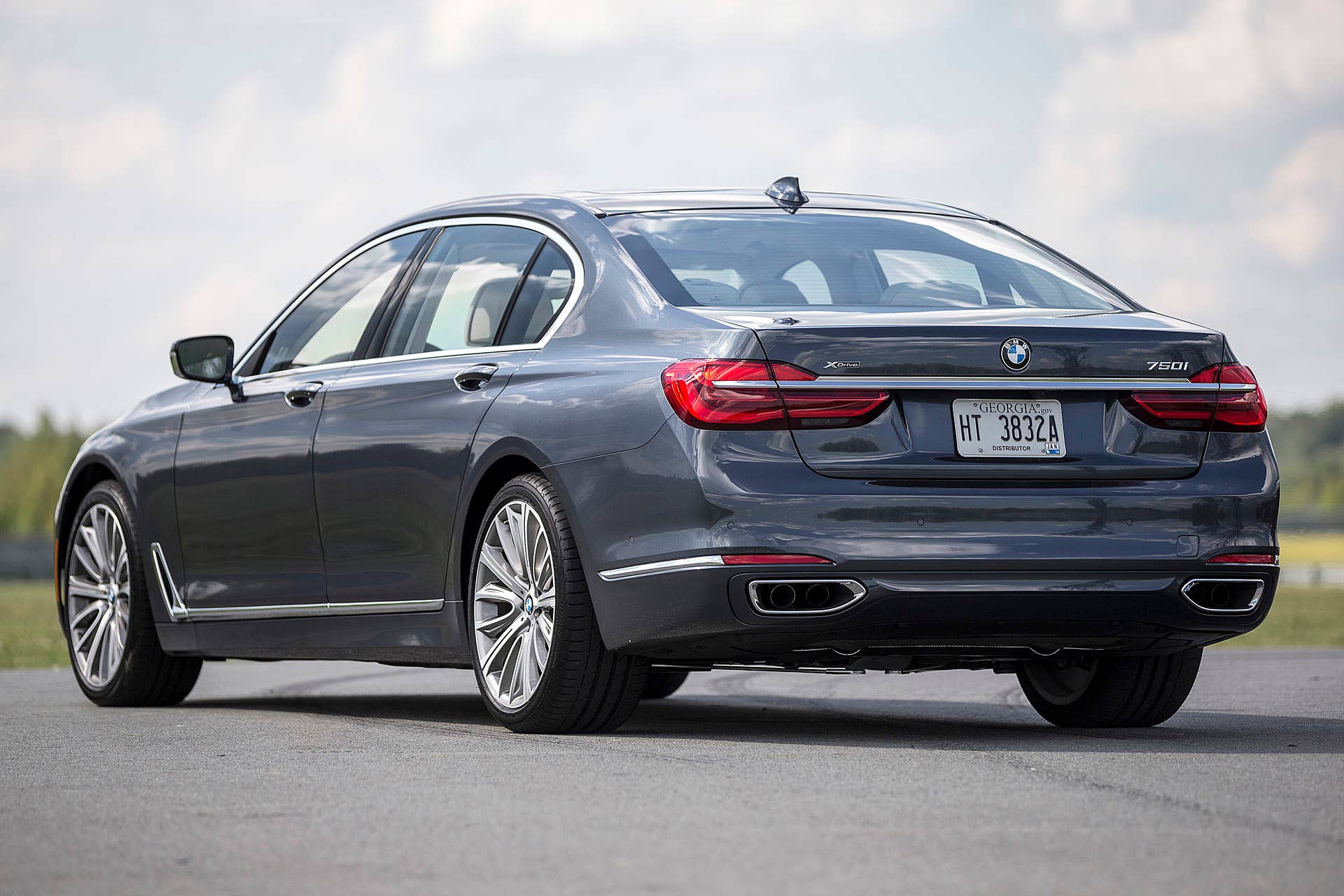 2016 BMW 7 Series rear 3/4 view