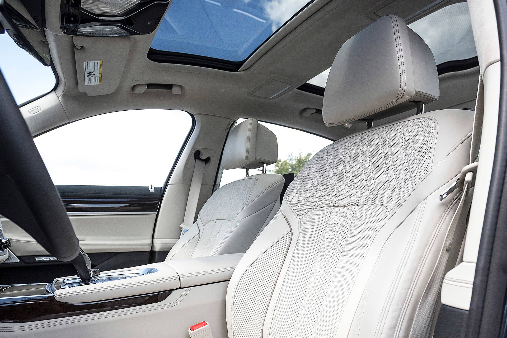 2016 BMW 7 Series front seats