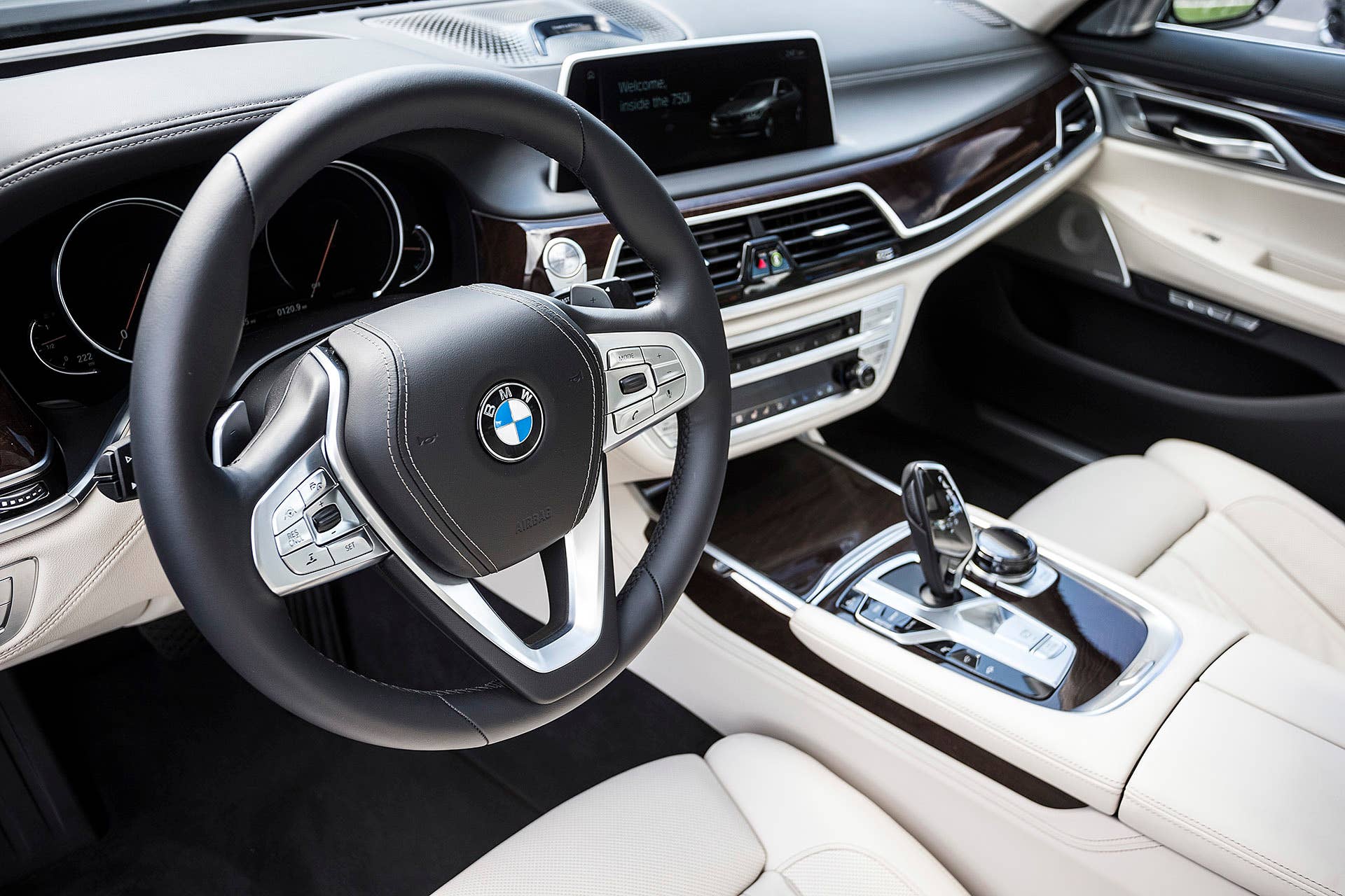 2016 BMW 7 Series interior