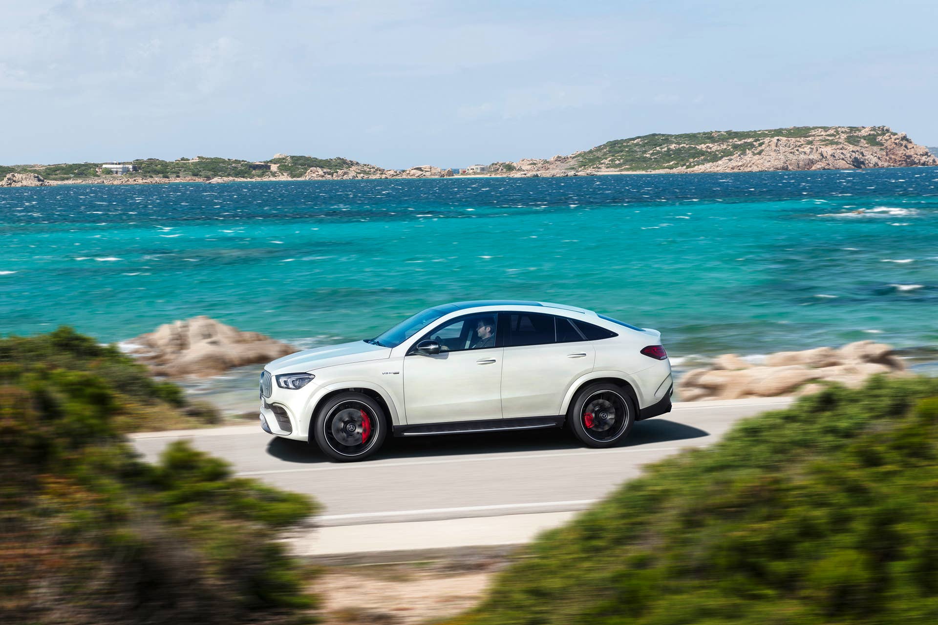 Combining elegance with powerful performance: the new Mercedes-AMG GLE 63 4MATIC+ Coupé with 603 HP and EQ Boost assistance in S guise, with a 48V electrical system to upgrade driving dynamics.