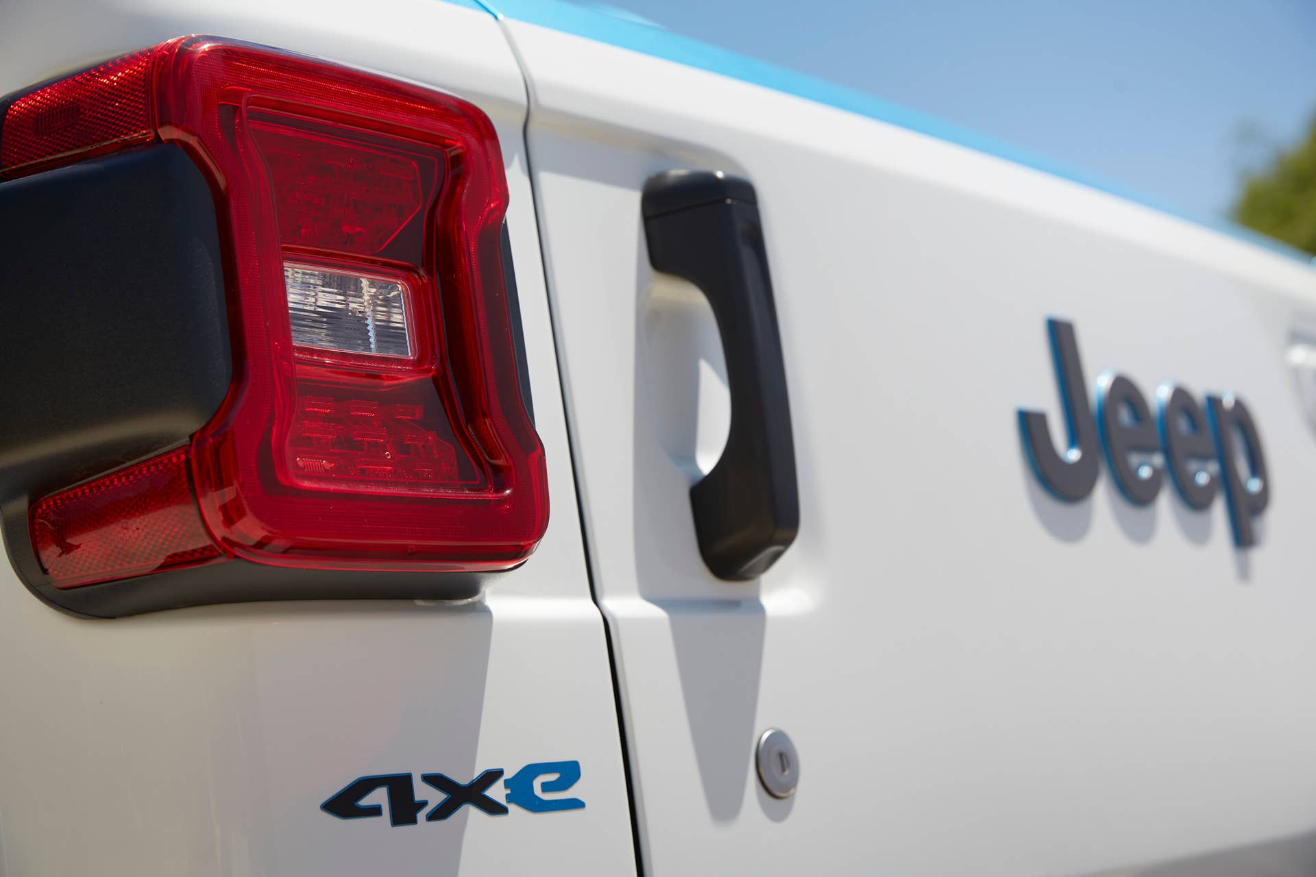 Based on a two-door 2020 Jeep® Wrangler Rubicon, the Jeep® Magneto BEV concept uses a custom-built axial flux electric motor that operates up to 6,000 rpm. The e-motor is connected to a six-speed manual transmission, creating a unique manual-electric powertrain with a clutch that operates as it would with an internal combustion engine. In quick-shift scenarios, the e-motor engages regen upon clutch engagement to prevent rev-hang.