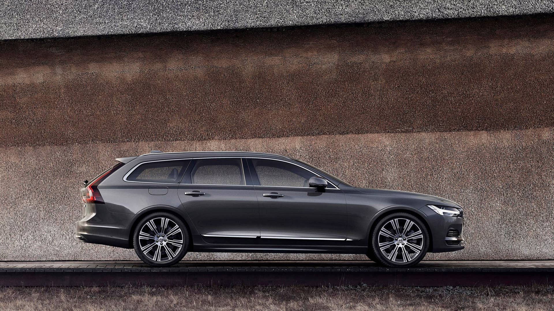 The refreshed Volvo V90 Recharge T8 plug-in hybrid in Platinum Grey
