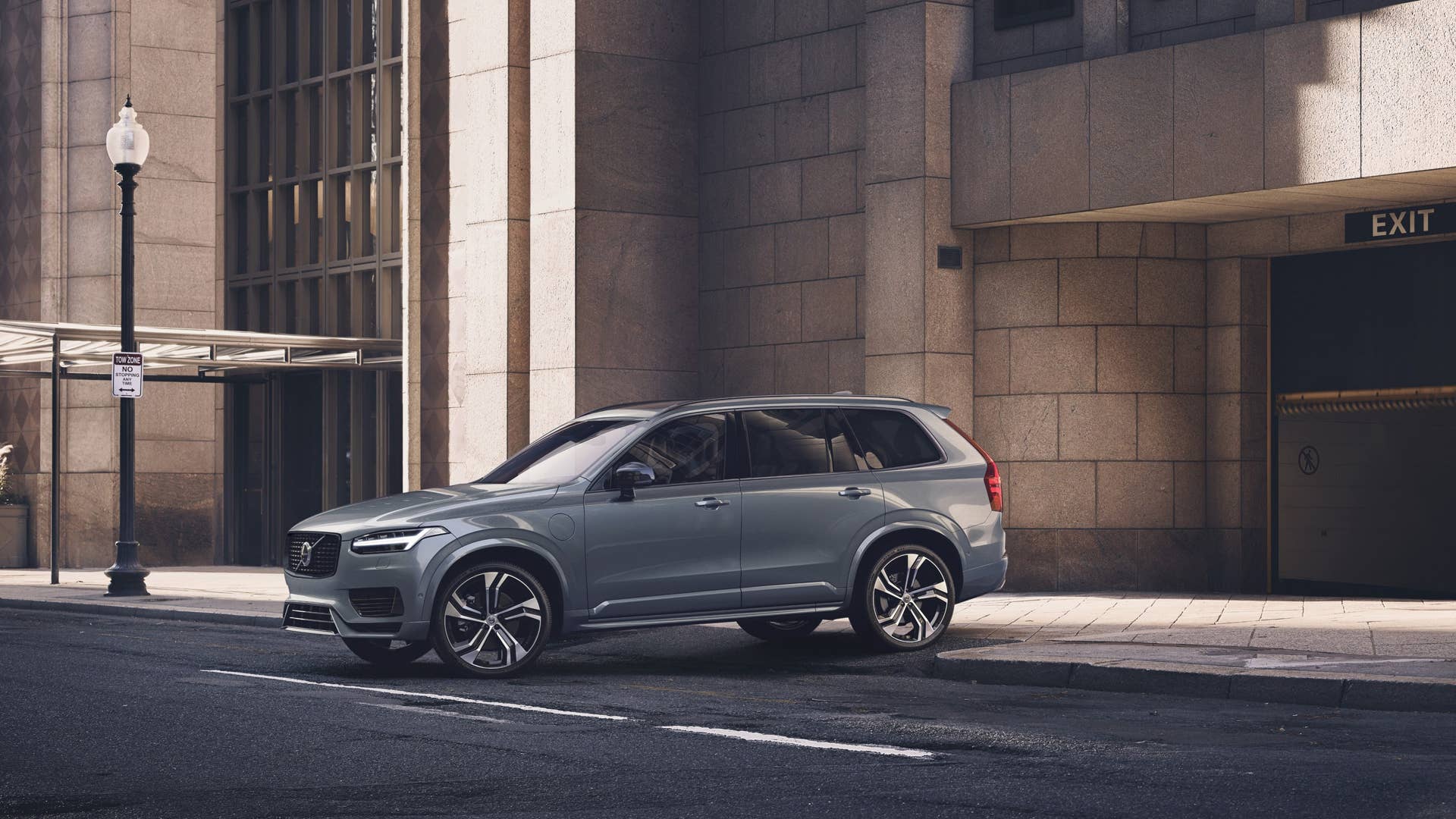 XC90 Recharge Plug-In Hybrid R-Design, in Thunder Grey