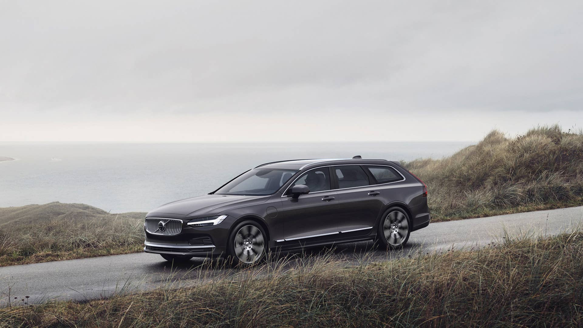 The refreshed Volvo V90 Recharge T8 plug-in hybrid in Platinum Grey